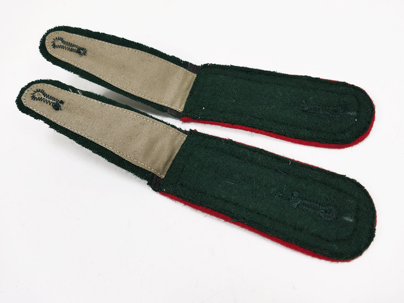 Wehrmacht M36 epaulettes for an artillery sergeant’s M1936 field tunic