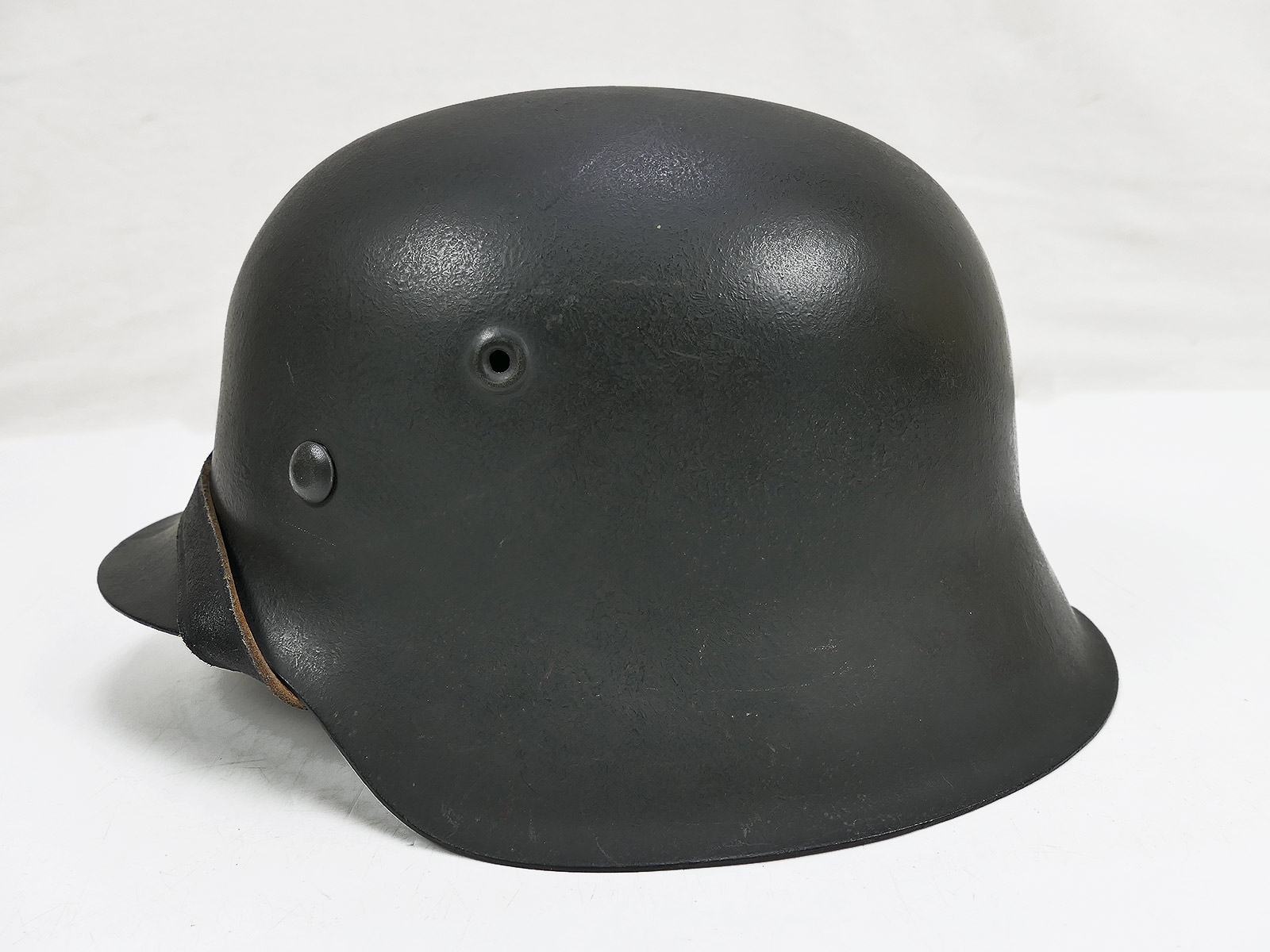Original Luftwaffe M42 ET64 steel helmet with helmet lining and chin strap, size 57, BATTLE WORN