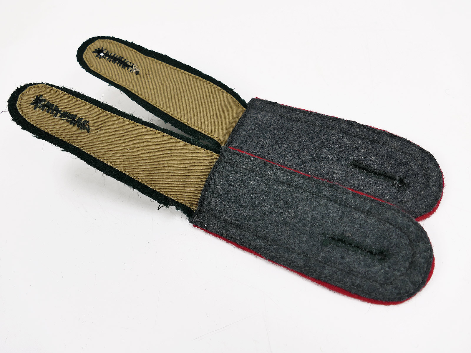 Wehrmacht M36 epaulettes for artillery non-commissioned officers, for the M1936 field tunic