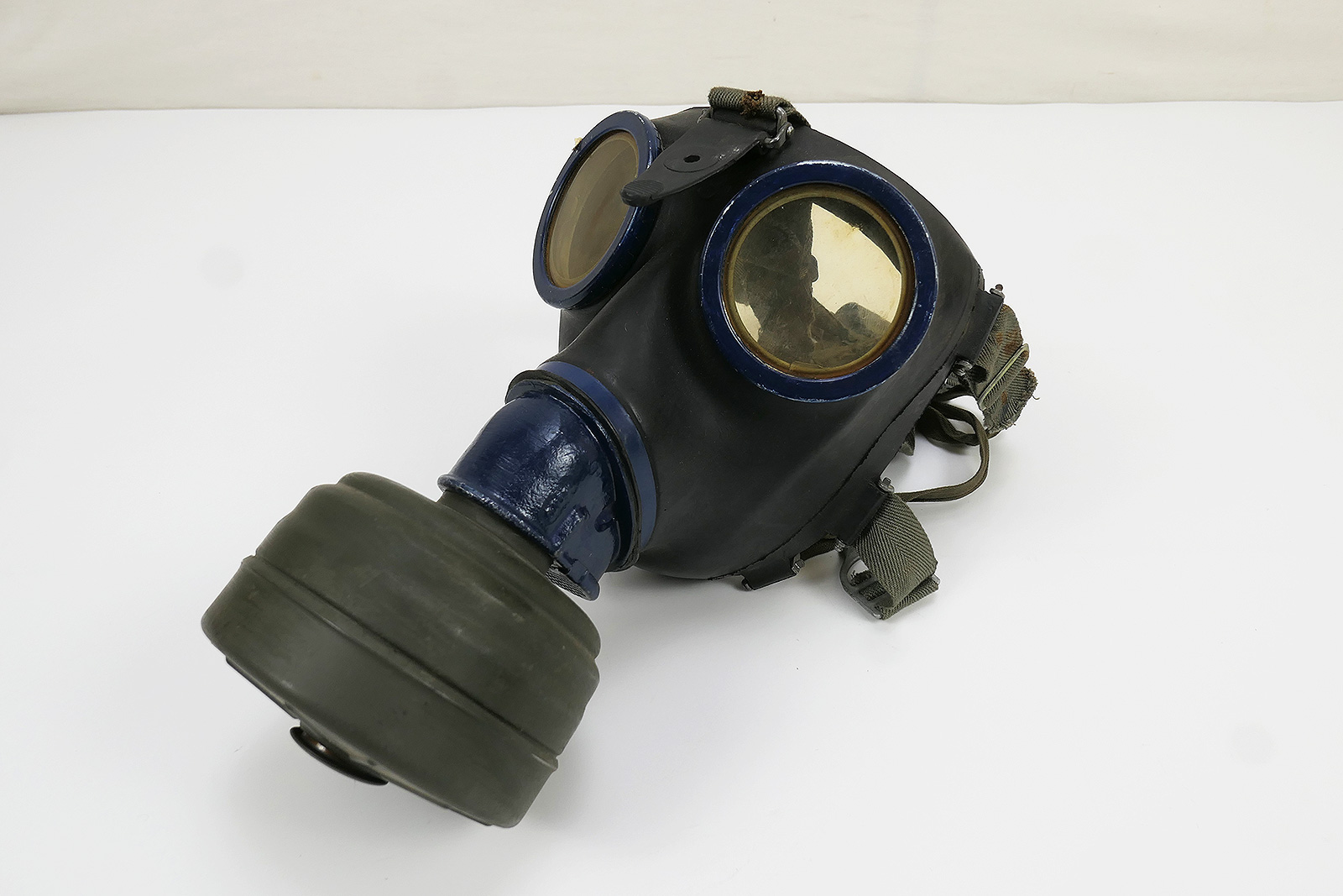 P1560422 Wehrmacht gas mask protective mask size 3 bwz44 rubber + filter FE41