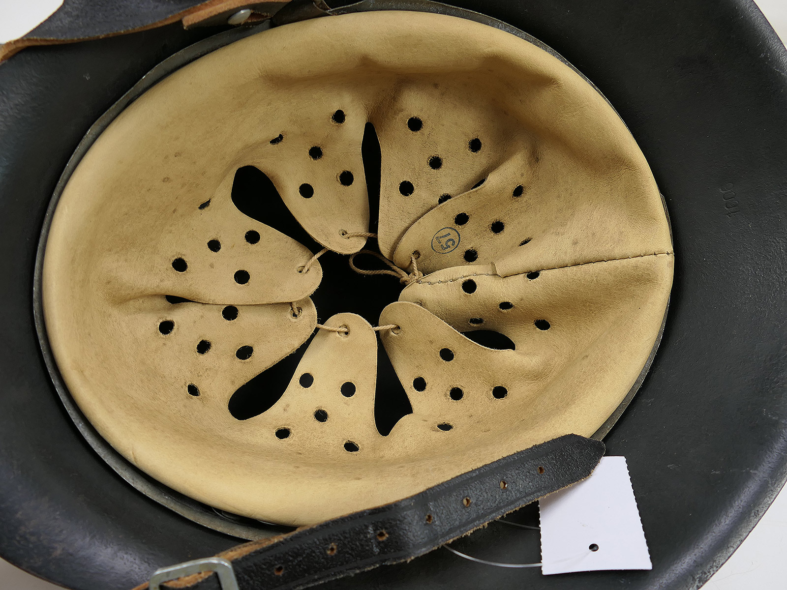 Original Luftwaffe M42 ET64 steel helmet with helmet lining and chin strap, size 57, BATTLE WORN