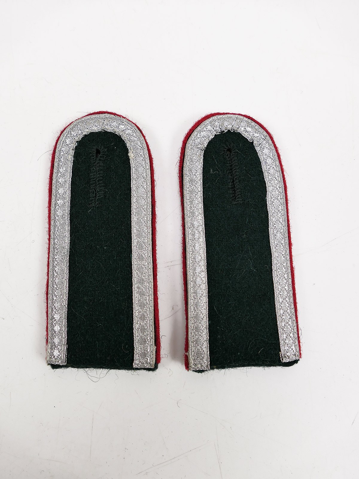 Wehrmacht M36 epaulettes for artillery non-commissioned officers, for the M1936 field tunic
