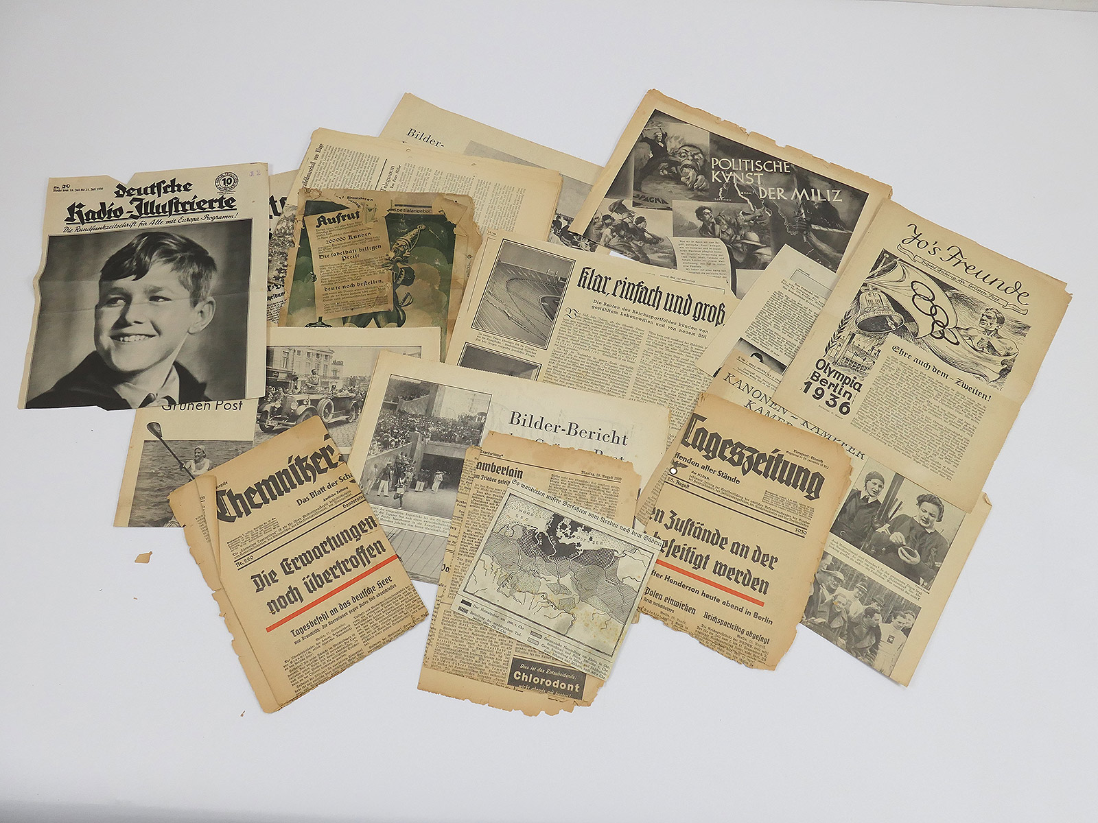Mixed lot of clippings Parts of newspapers / newspaper clippings Newspaper sheets from the period