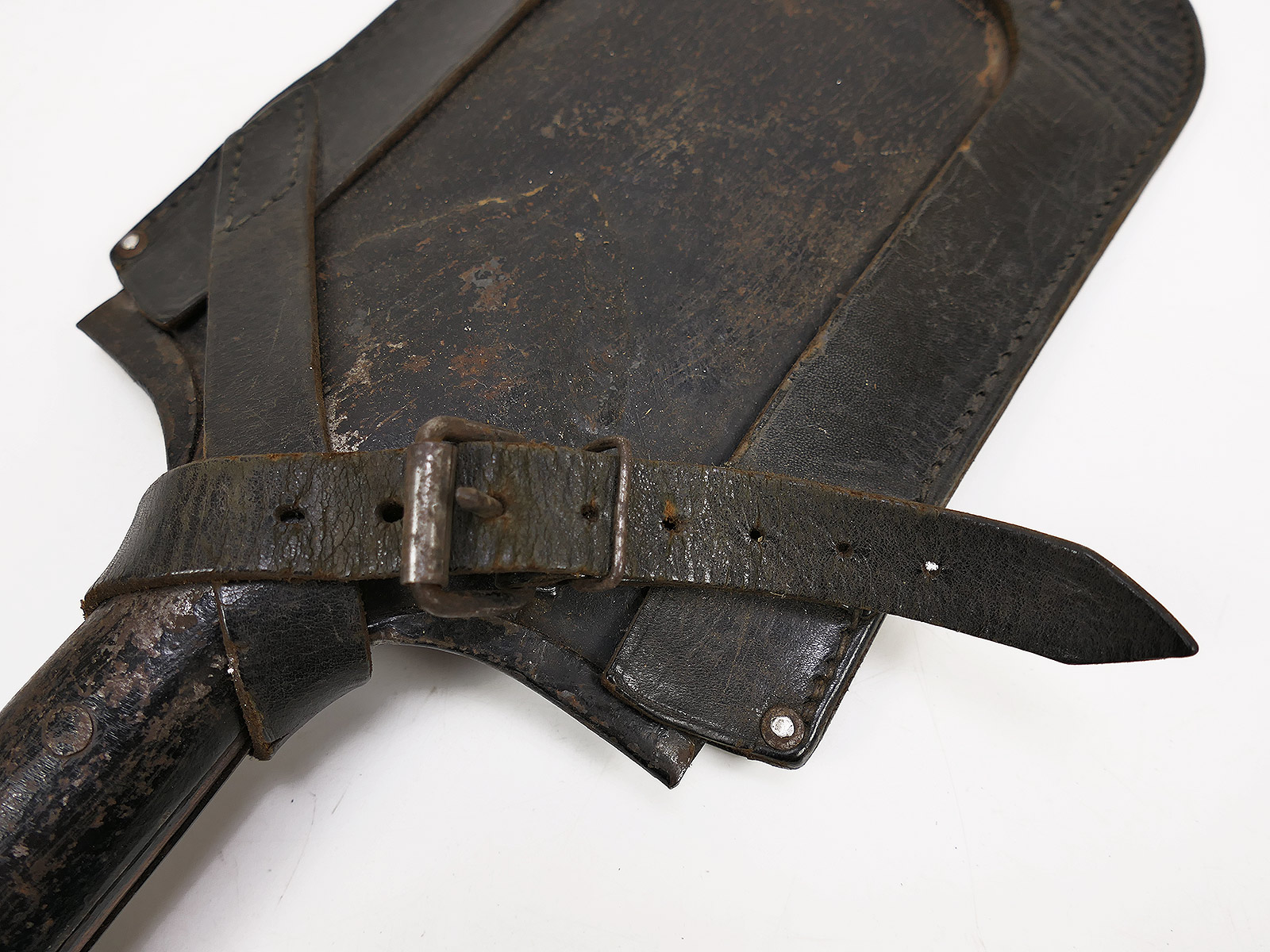 Antique infantry spade with hallmark, in a leather pouch / spade pouch – COLLECTION