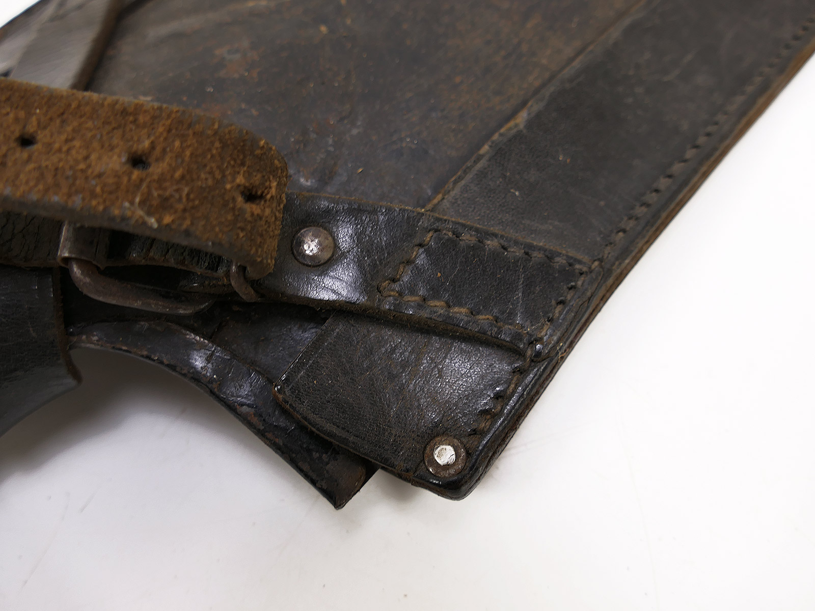 Antique infantry spade with hallmark, in a leather pouch / spade pouch – COLLECTION