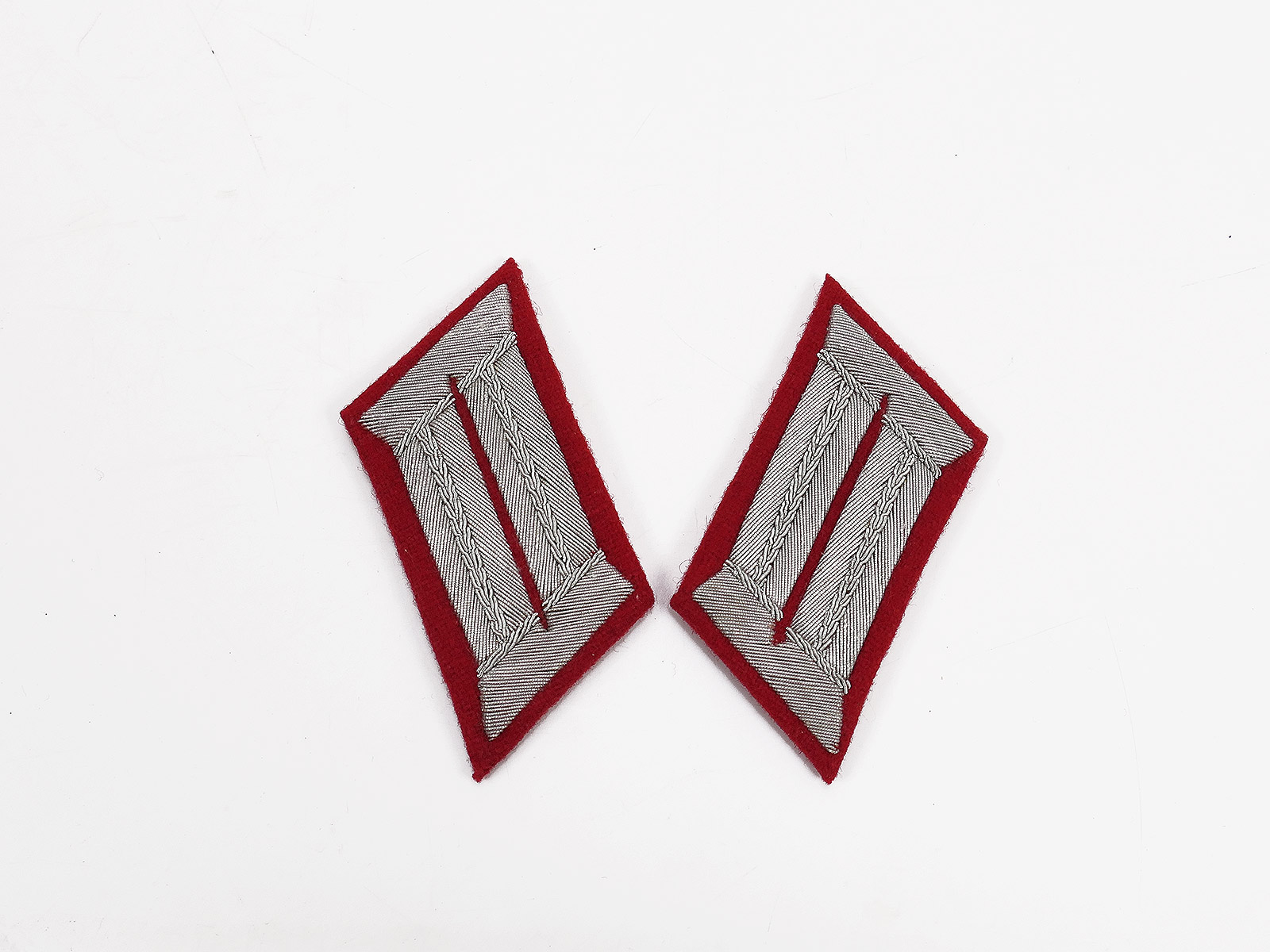 Single piece - Wehrmacht pair of collar mirrors artillery (red) officer for the tunic
