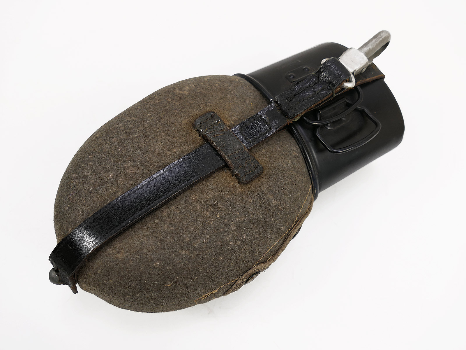 Wehrmacht canteen with aluminium cup – COLLECTION BATTLE WORN