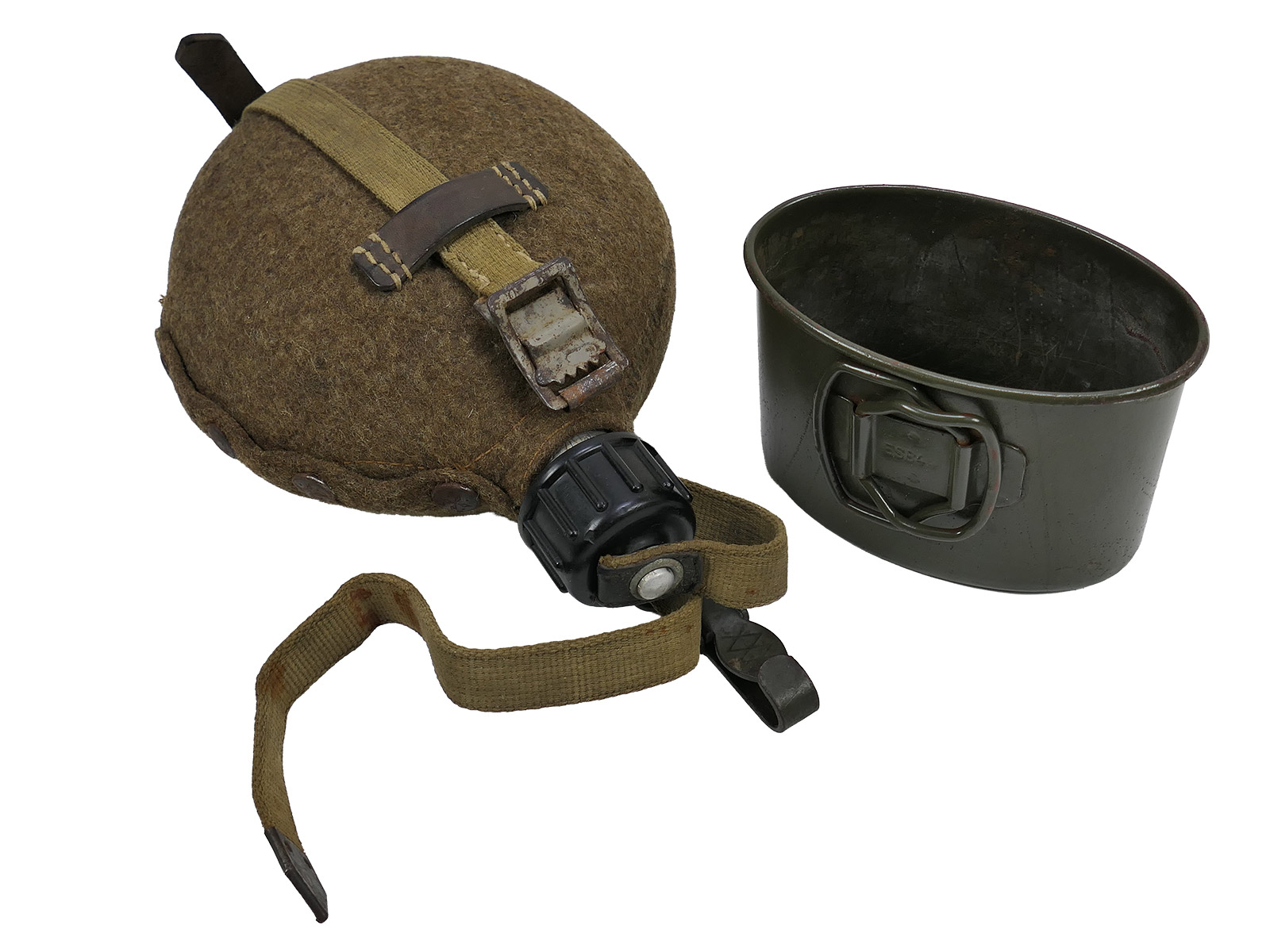 Wehrmacht MN42 canteen with steel cup – TOP COLLECTION, BATTLE-WORN