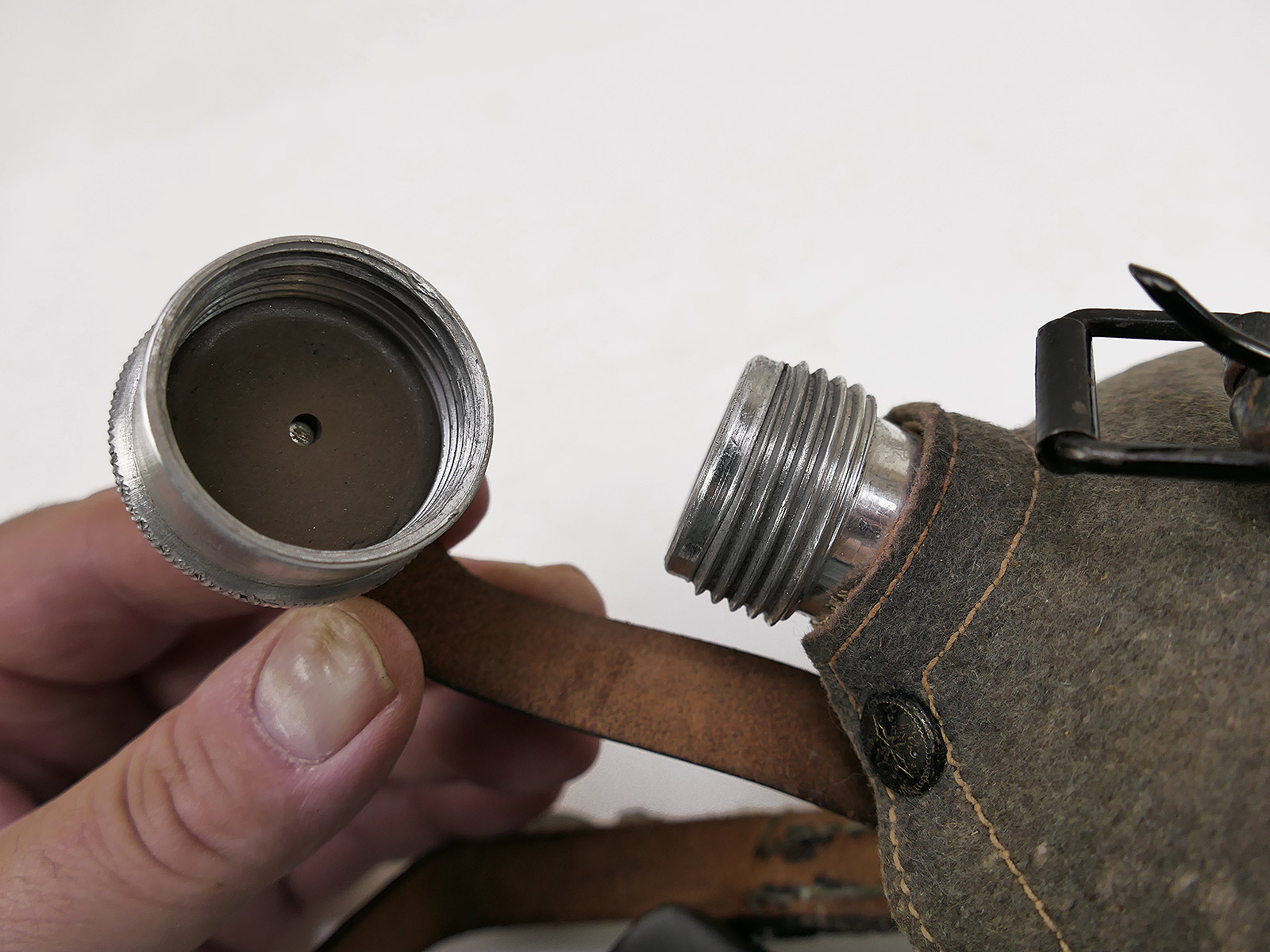 Wehrmacht canteen with aluminium cup – COLLECTION BATTLE WORN