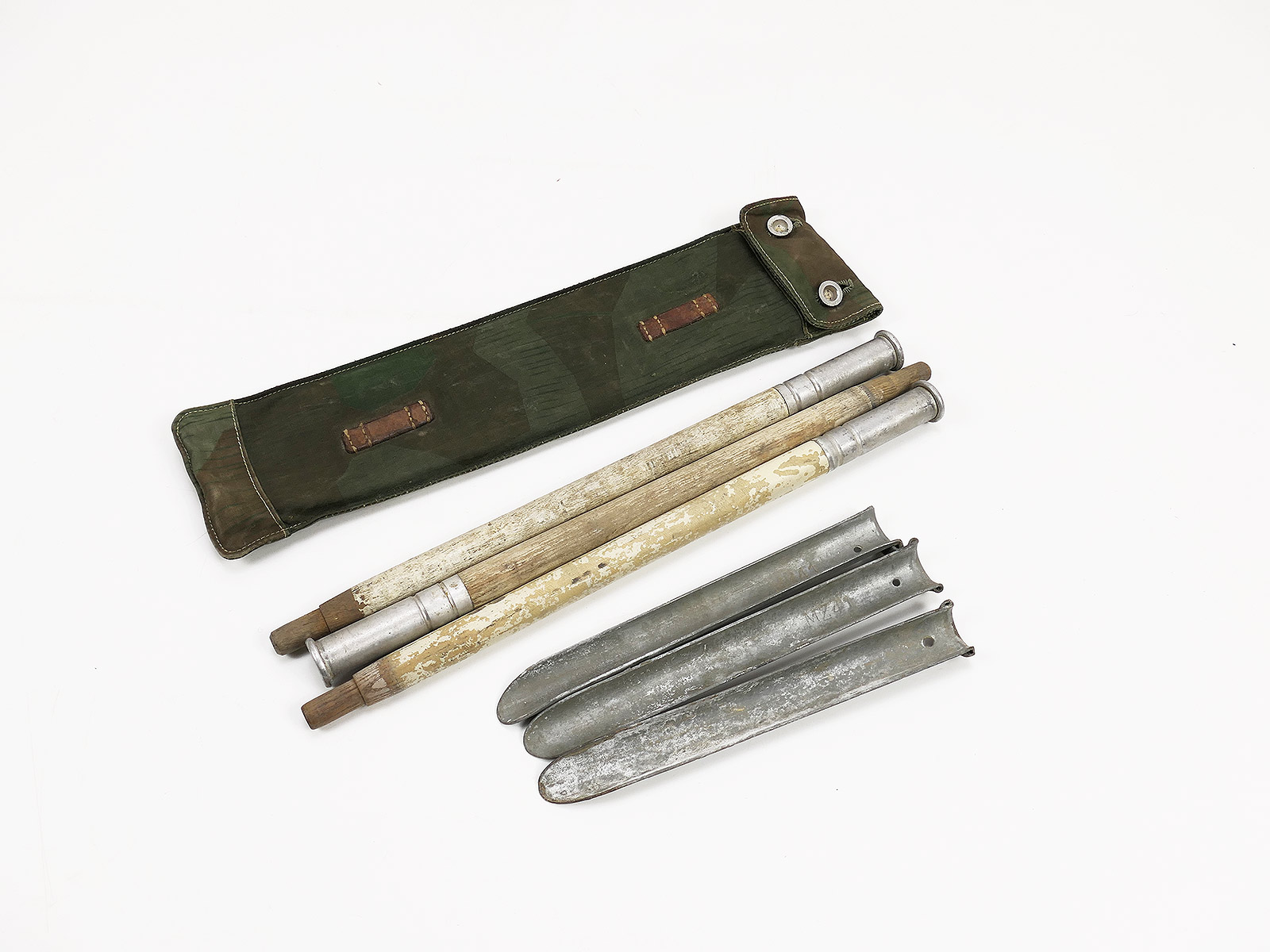 Single piece type Wehrmacht splinter camouflage tent pole bag 1941 with 3 tent poles and 3 pegs 