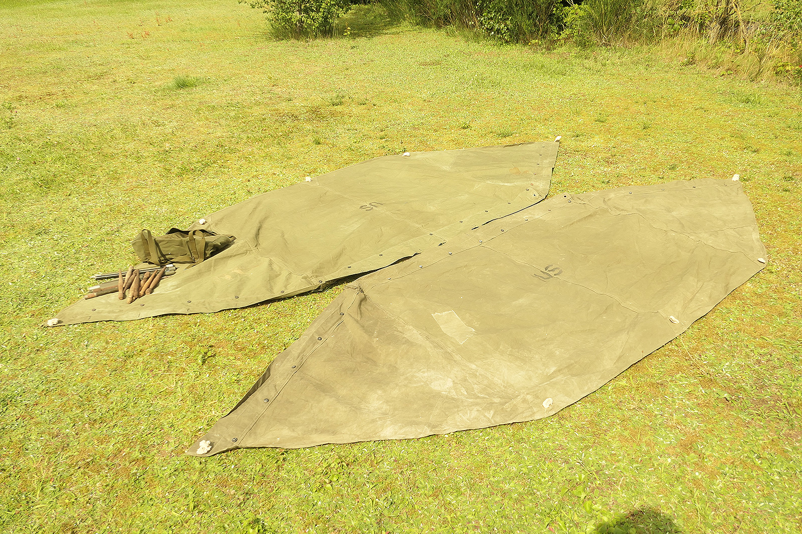 #9 TYPE US WW2 tent 2x canvas shelter tent half + poles and wooden stakes - two-man tent