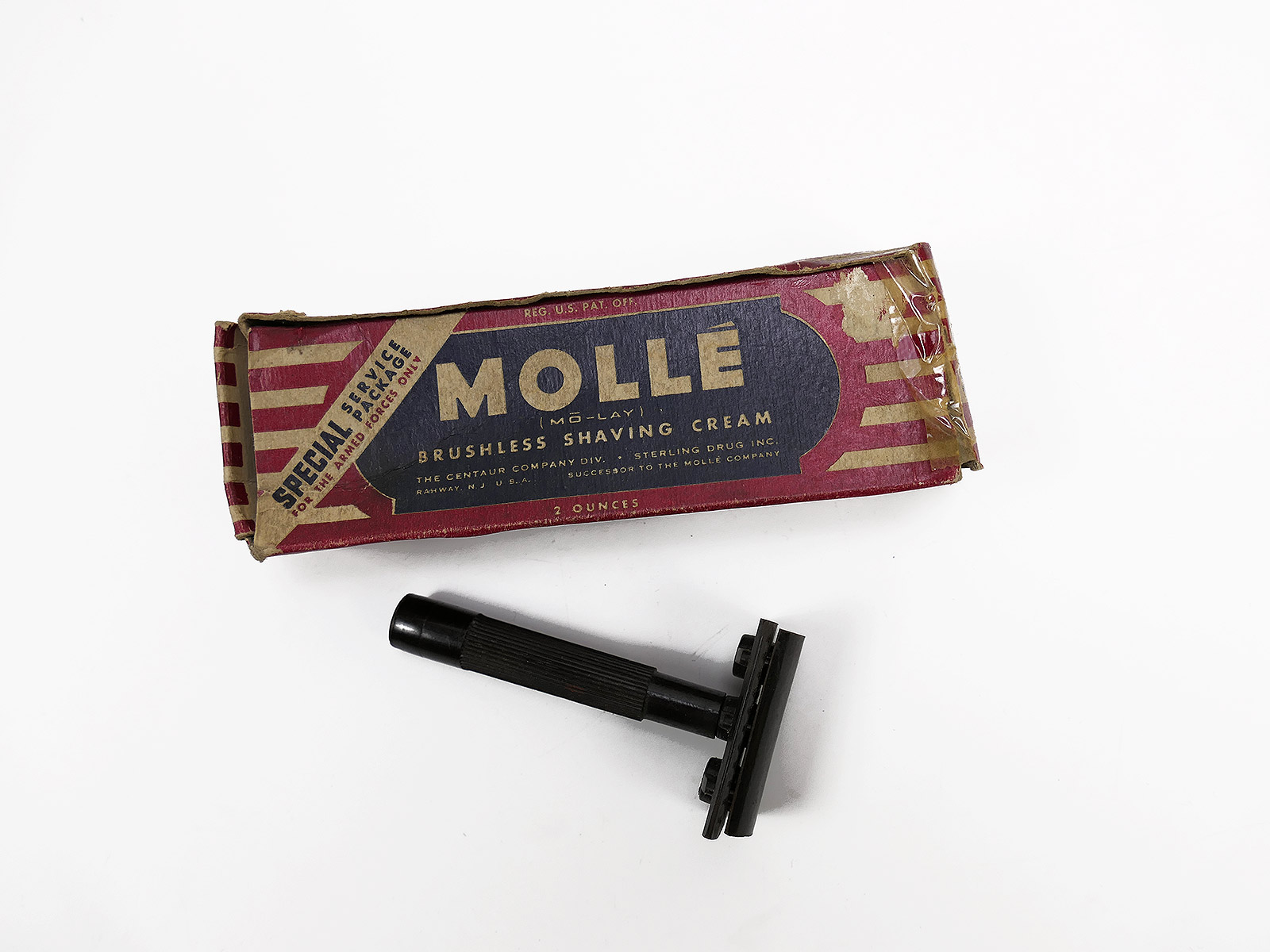 US Army WW2 GI razor / wet shaver Shaver + empty box of shaving foam Collection BATTLE WORN