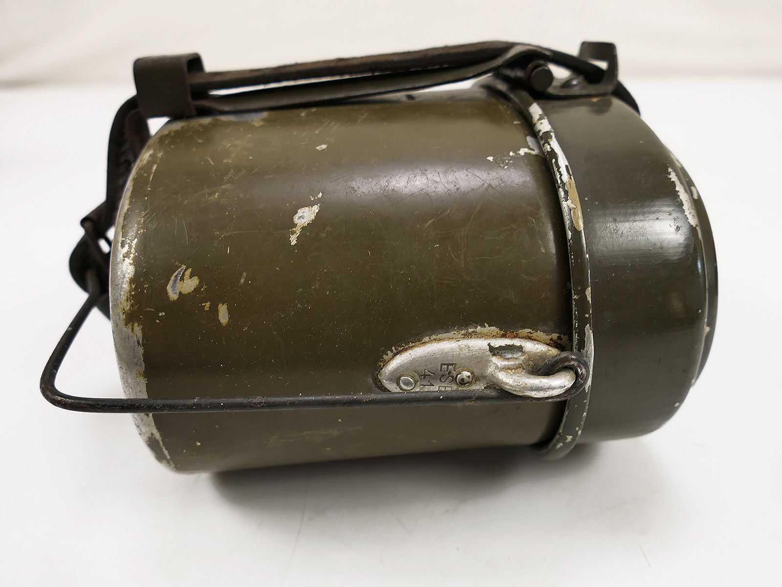 Wehrmacht cookware, manufacturer OHW 44, with leather strap – COLLECTION BATTLE WORN
