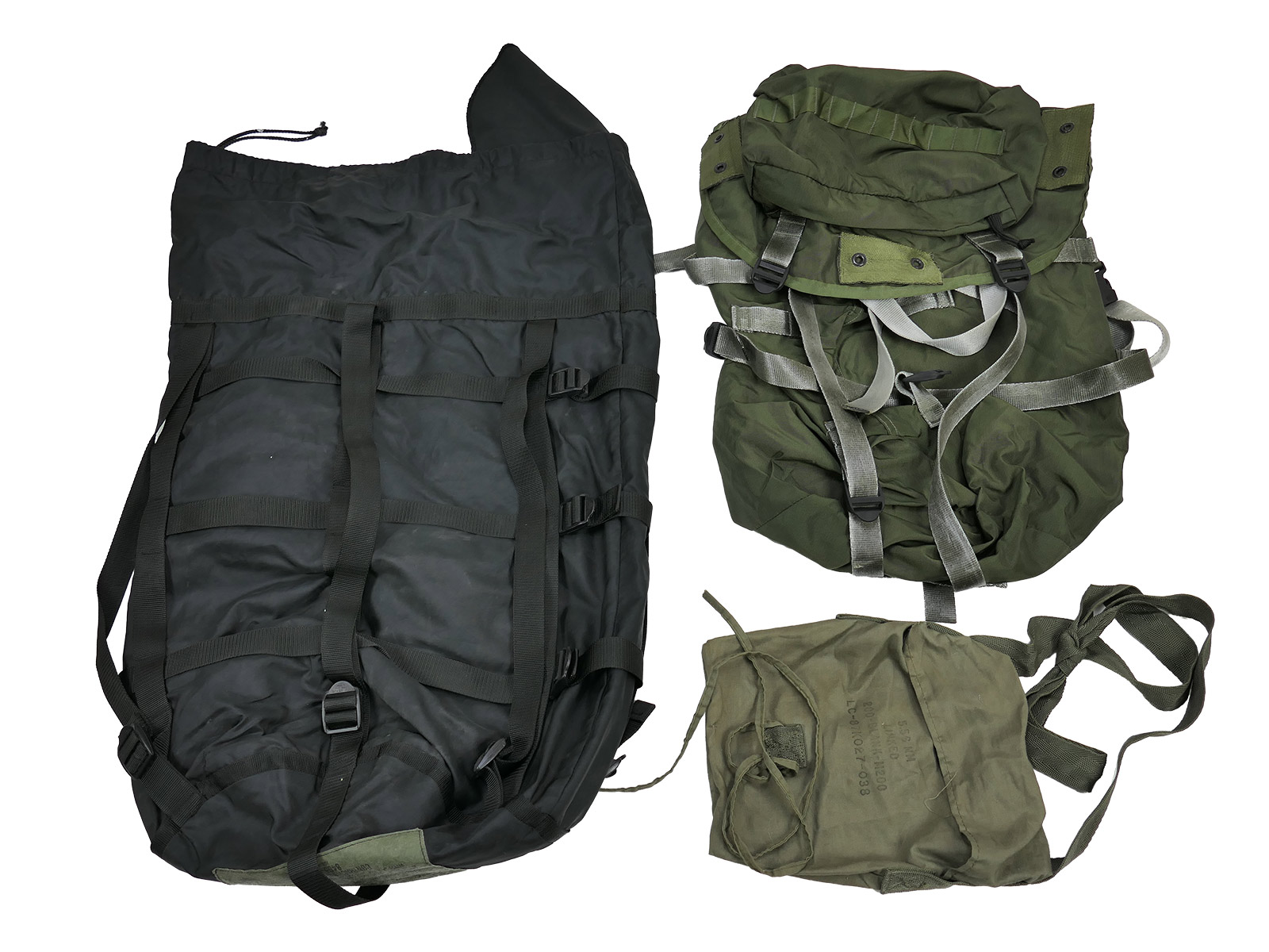 Flea market box, 15kg: Miliaria military assortment – US Army bags, spare parts, clothing, equipment, caps – VIEW