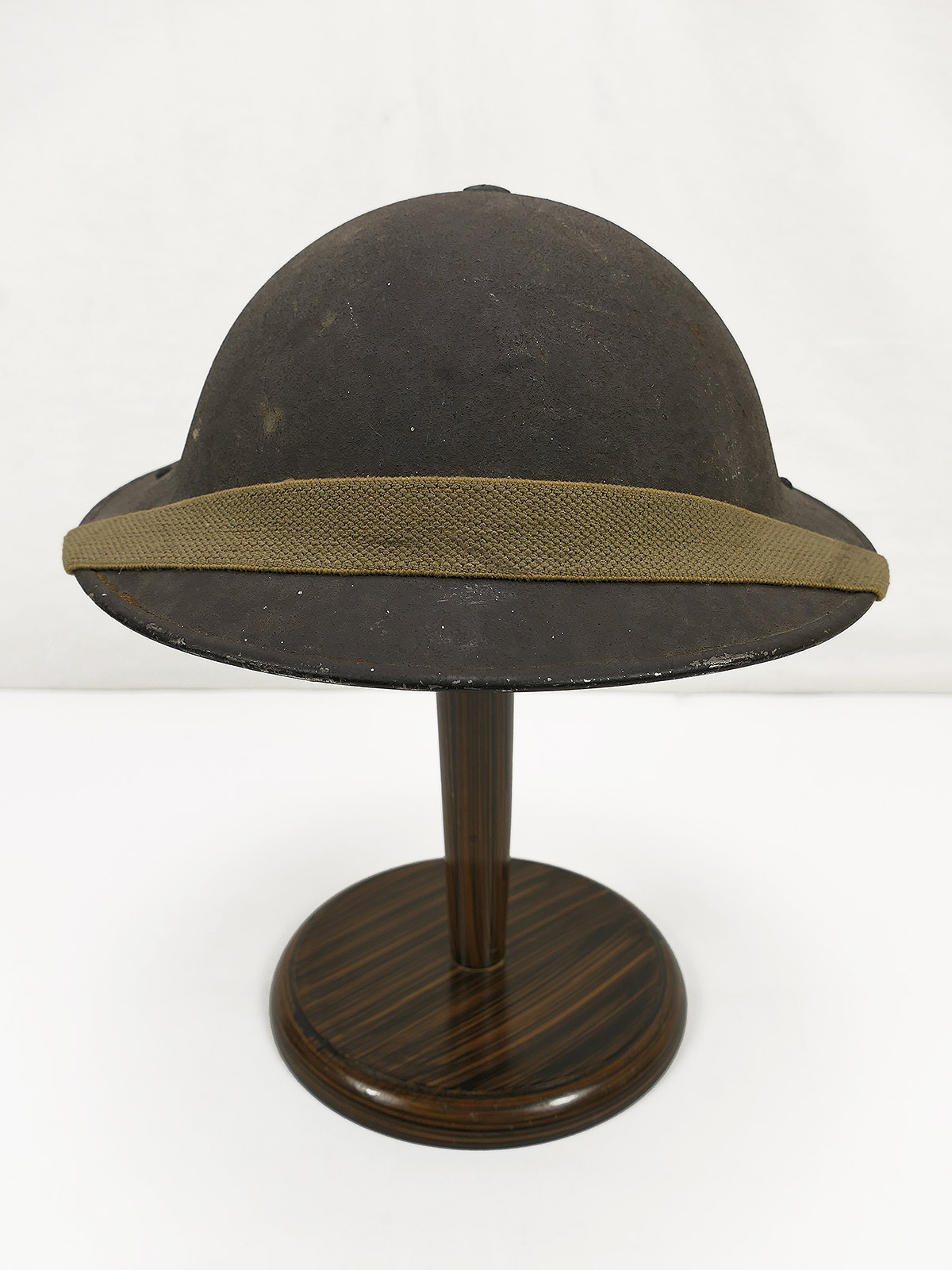 Original WW2 plate helmet English Brodie steel helmet with helmet lining and chin strap British Army Original WW2 plate helmet English Brodie steel helmet with helmet lining and chin strap British Army