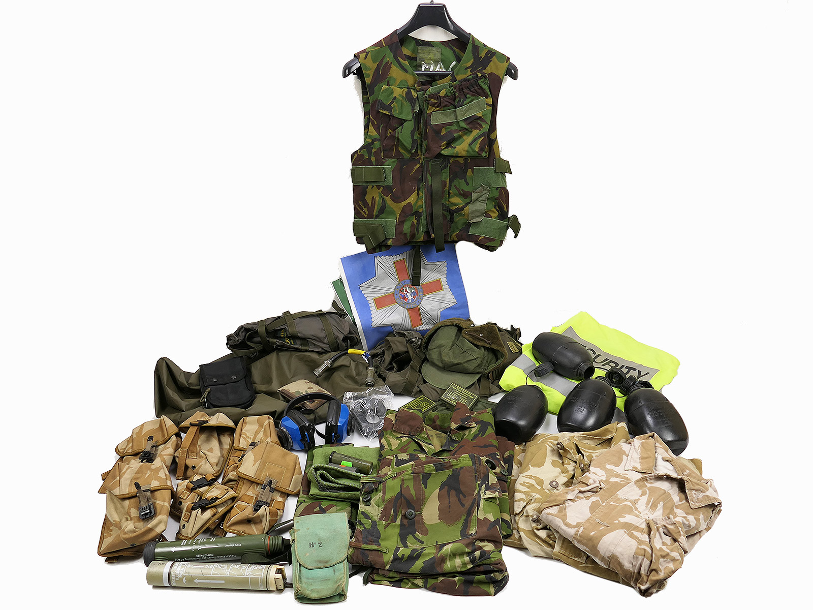Modern era militaria mixed lot - mostly British Army bags pouches camouflage clothing DPM *ANSEHEN*