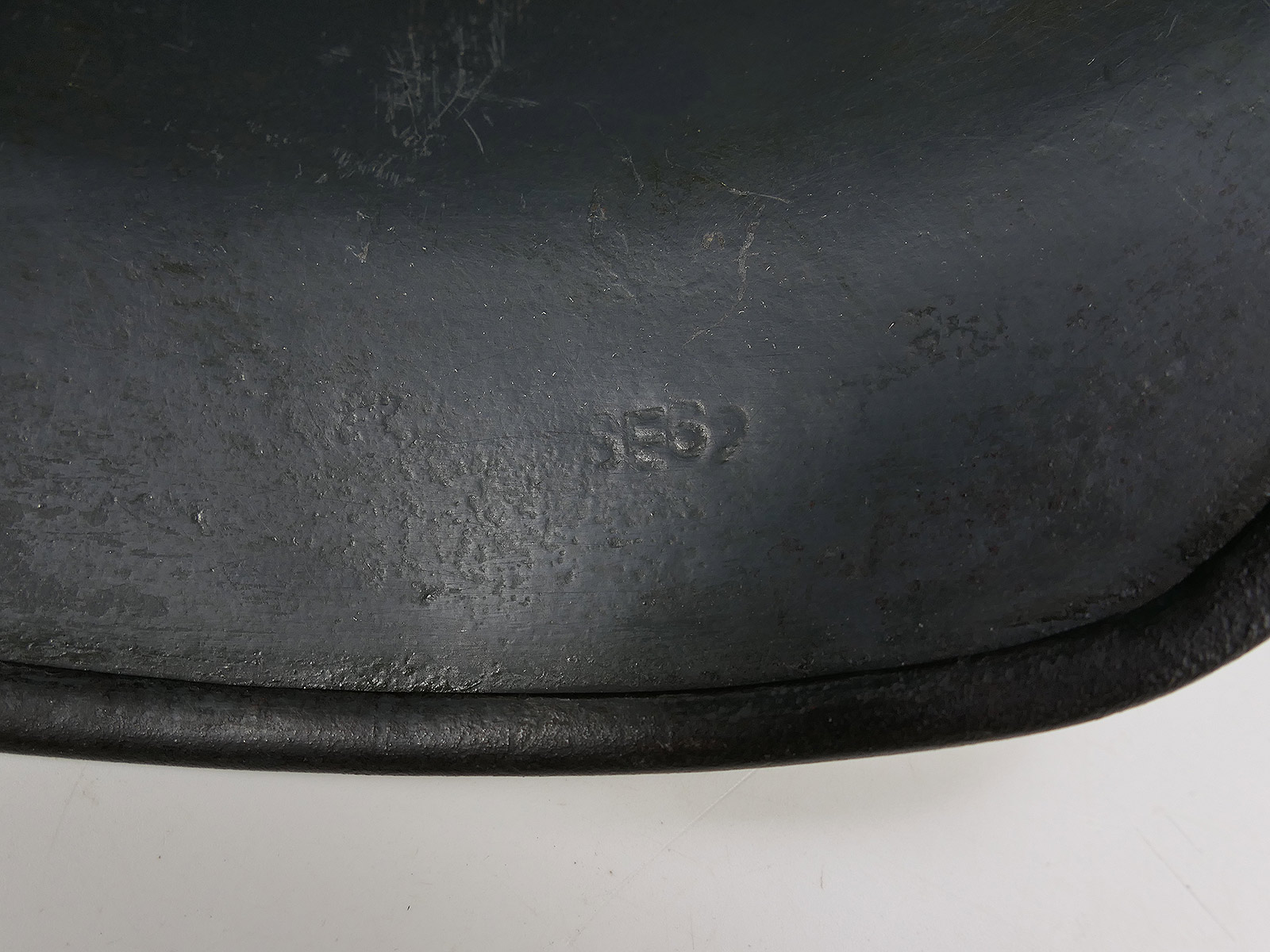 Original Wehrmacht / Luftwaffe steel helmet GLOCKE M35 DD SE62, antique, COLLECTION, battle-worn