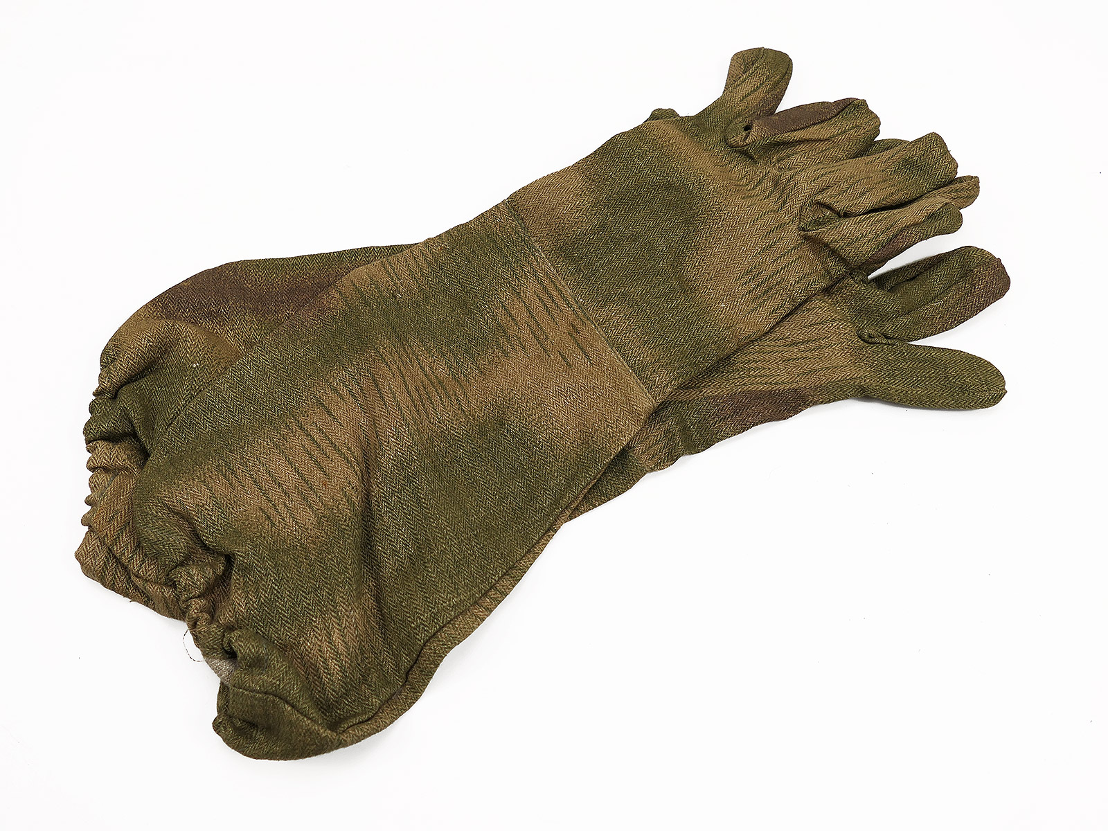 Pair of paratrooper wrist-high gloves made from original herringbone swamp camouflage fabric, size 9–9.5