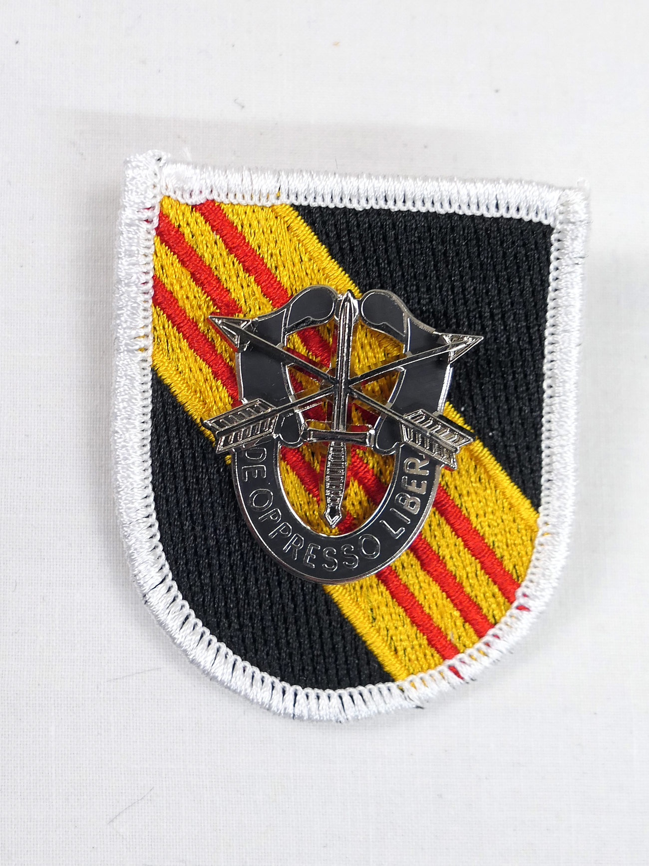 US ARMY SPECIAL FORCES fabric patch with metal badge / PIN