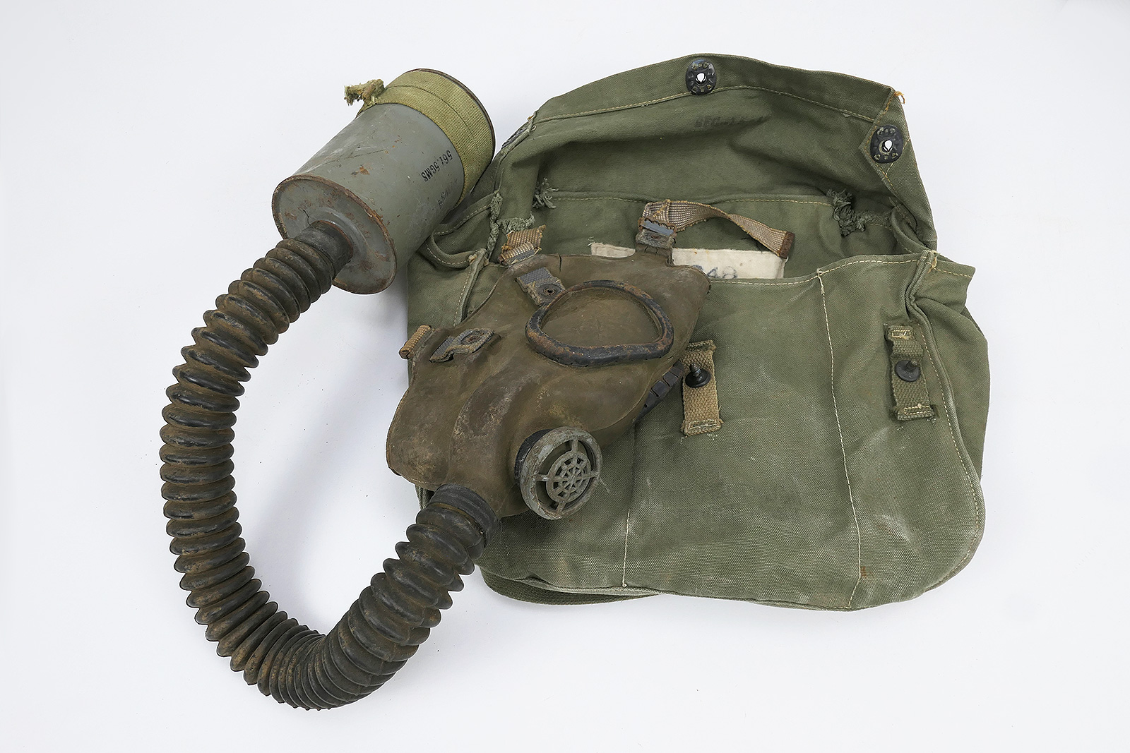 P1530019 US Army WW2 gas mask with gas mask bag Bag Gas Mask