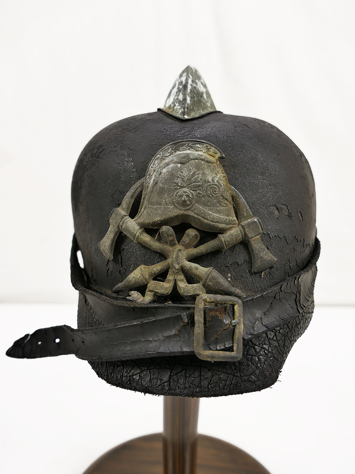 Original firefighter’s helmet – leather firefighter’s helmet decoration