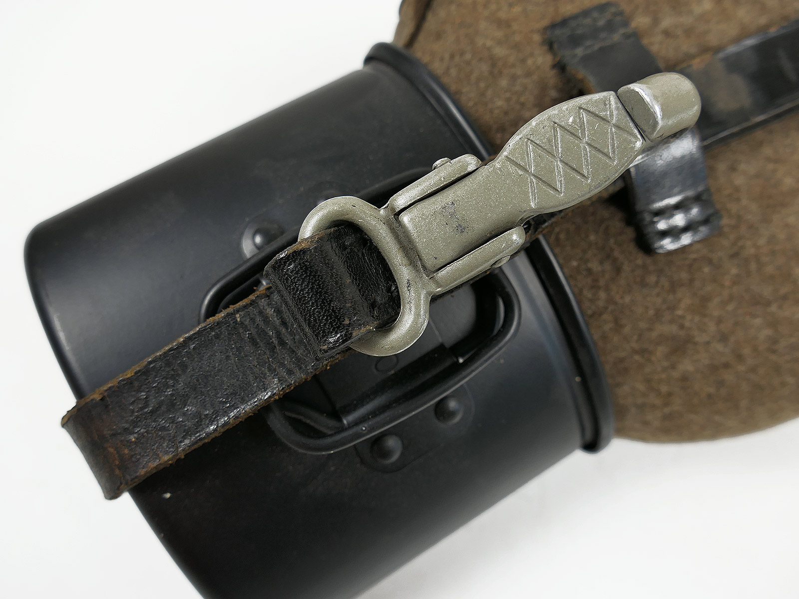 Wehrmacht SKN39 canteen with aluminium cup – COLLECTION BATTLE WORN