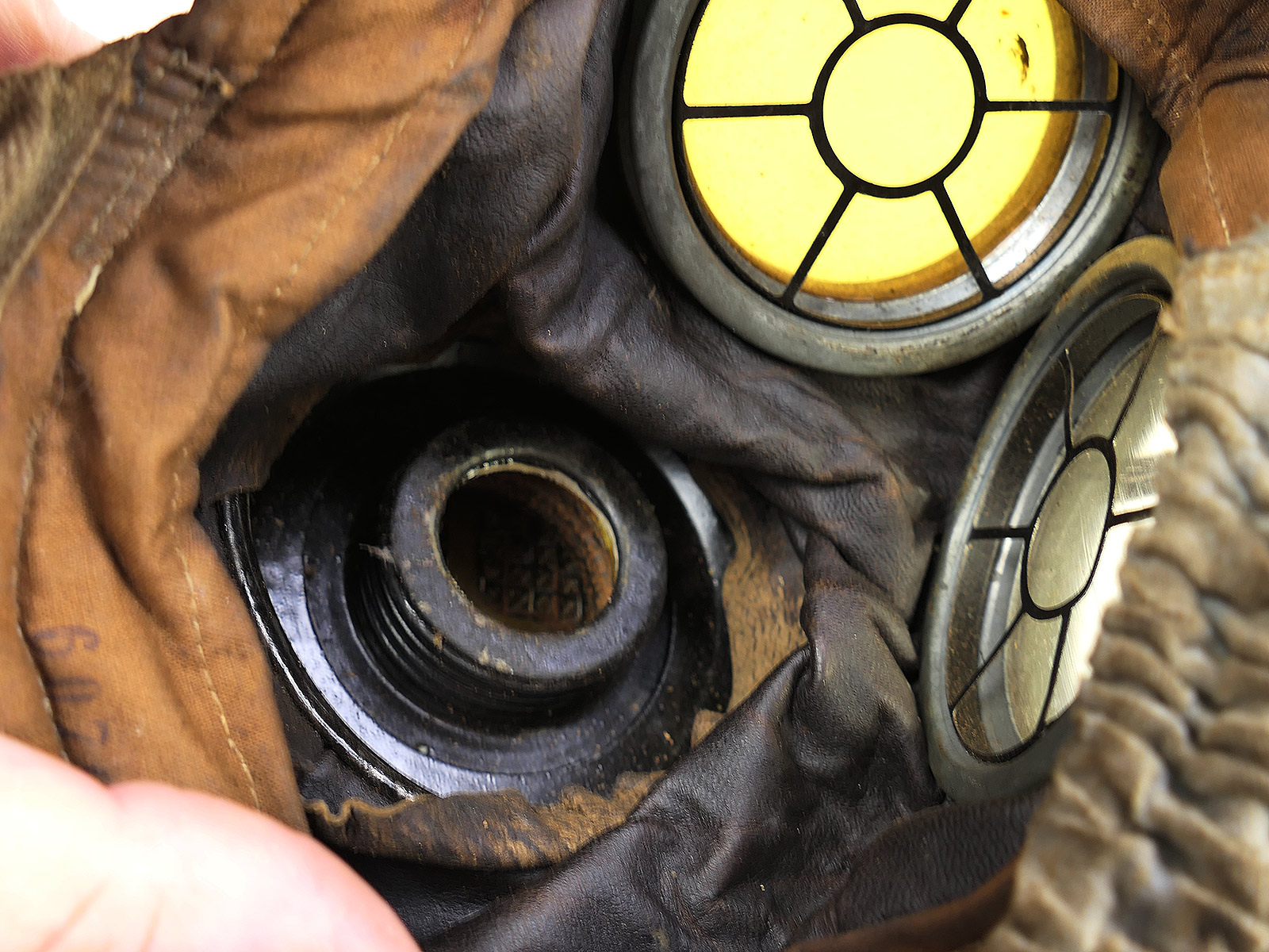 WK1 Original Leather Gas Mask M17 + Filter in Original Carry Case – COLLECTION BATTLE WORN