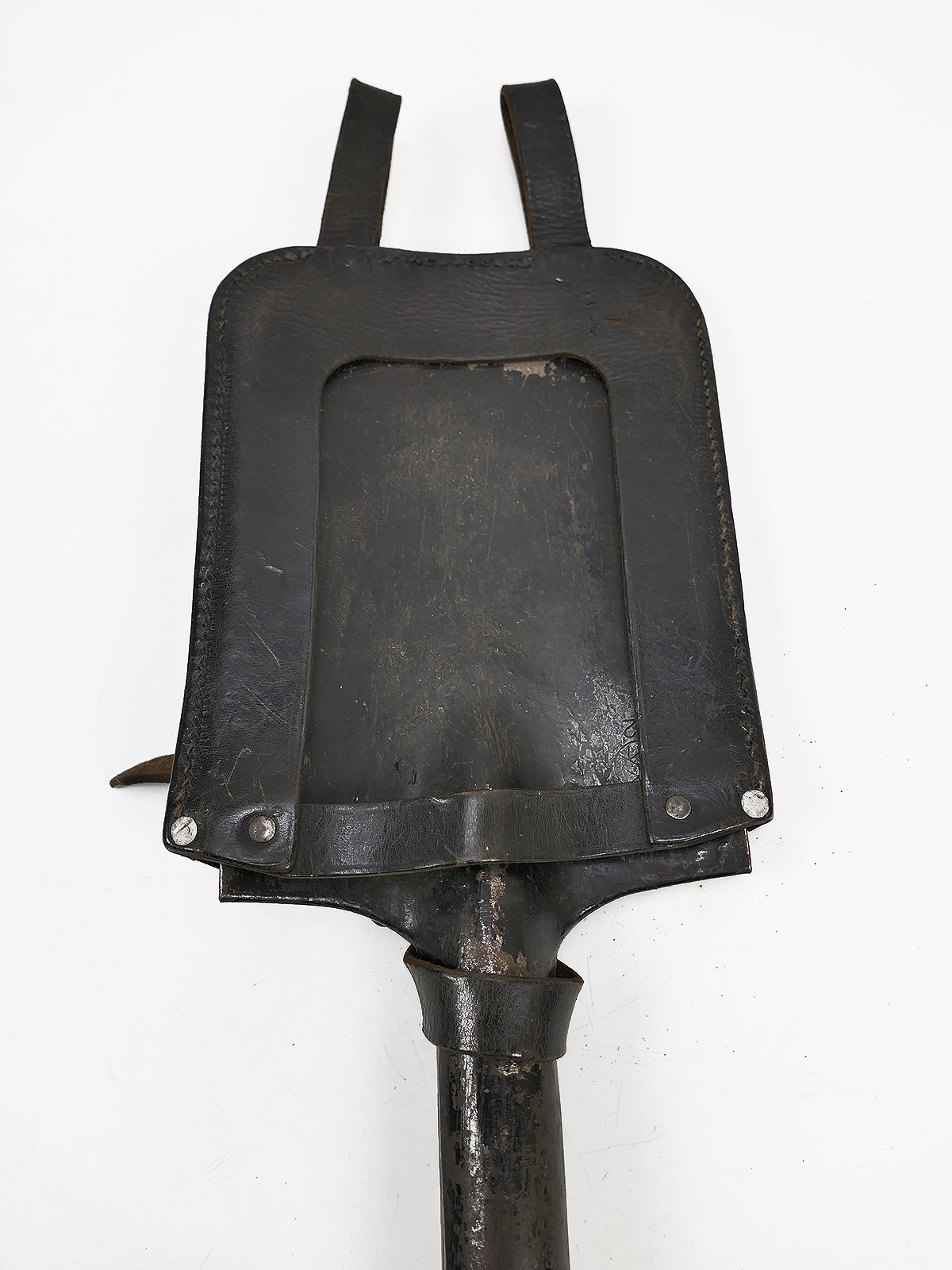 Antique infantry spade with hallmark, in a leather pouch / spade pouch – COLLECTION