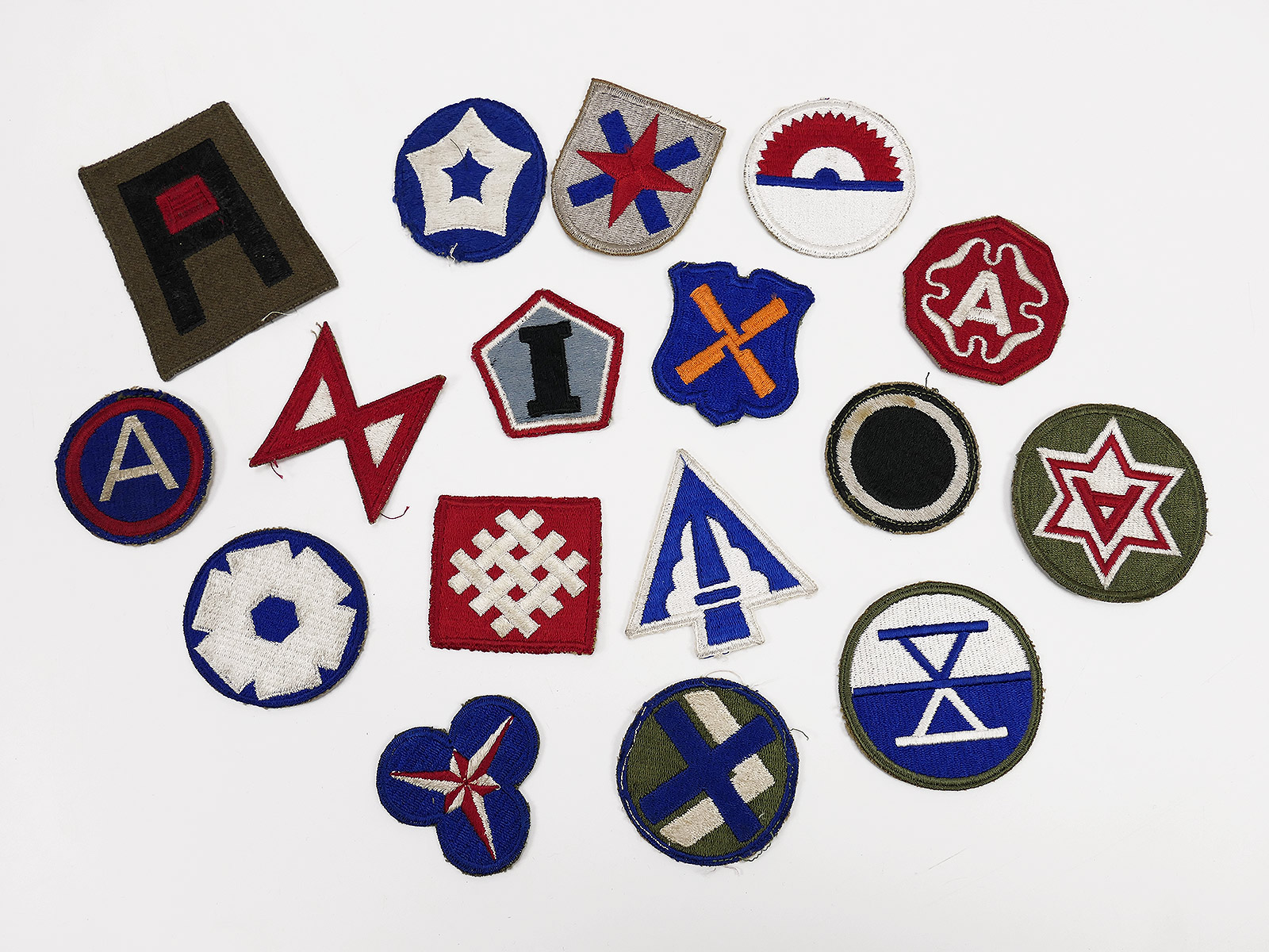Lot #1 US Army WW2 Insignia, Badges and Uniform Patches – 17-piece collection