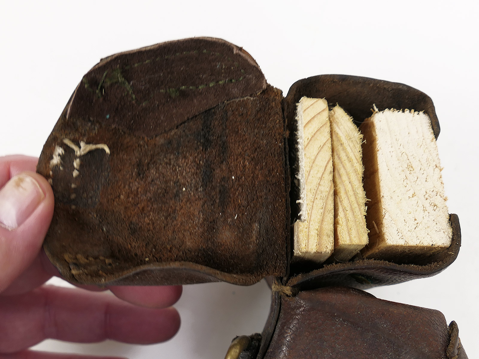 WW1 Original WW1 Cartridge Pouch 1914 – 1 fastening strap missing – COLLECTION BATTLE WORN