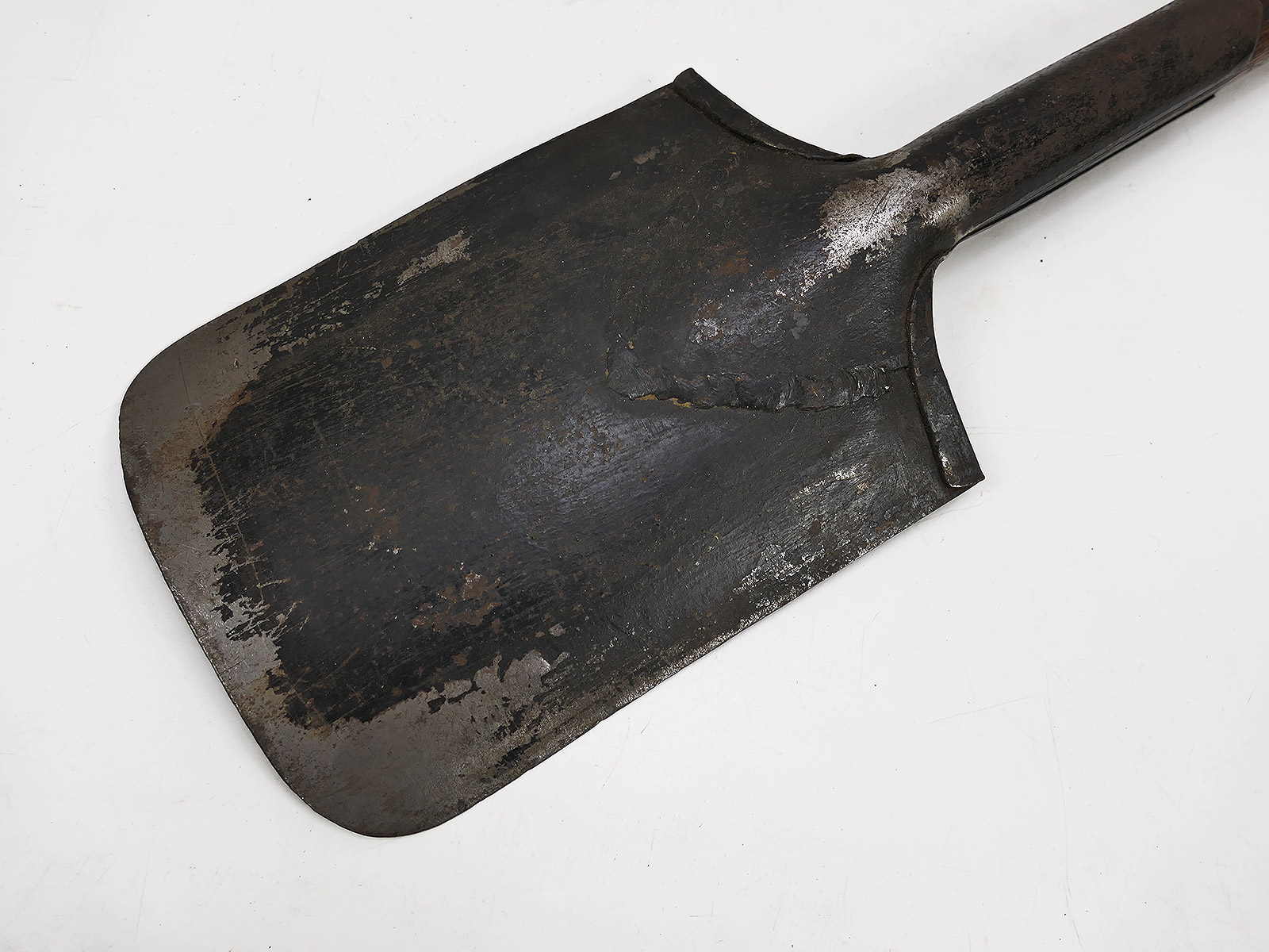 Antique infantry spade with hallmark, in a leather pouch / spade pouch – COLLECTION