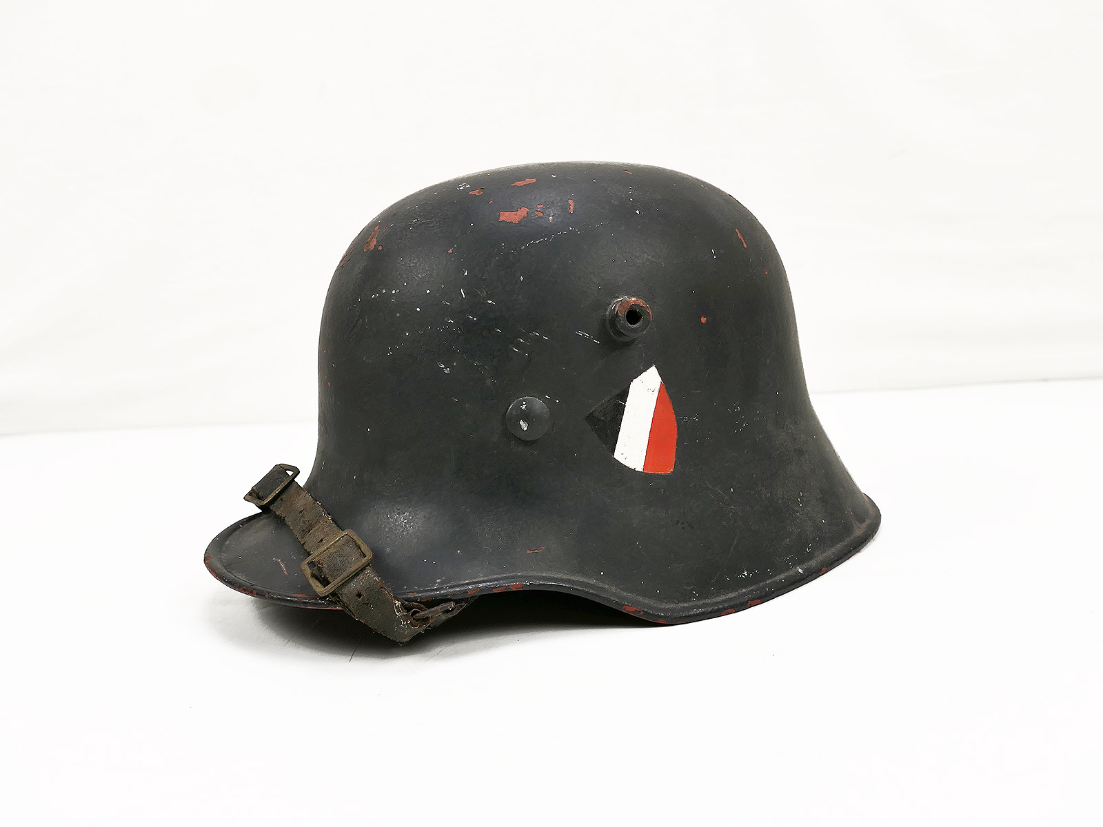 Original M16 steel helmet ET66 (1st World War) fire brigade complete, with decal