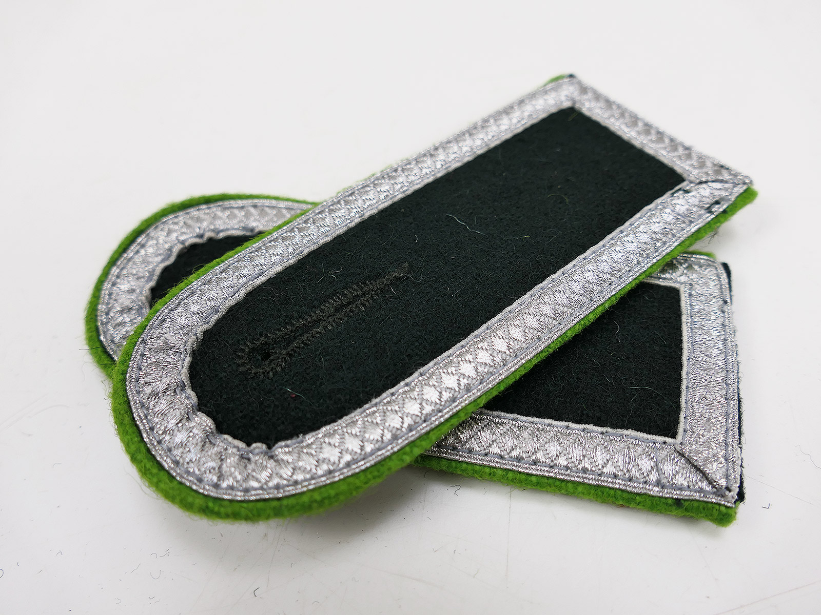 Wehrmacht M36 epaulettes: Sergeant’s arm patches for the Panzergrenadier field tunic M1936