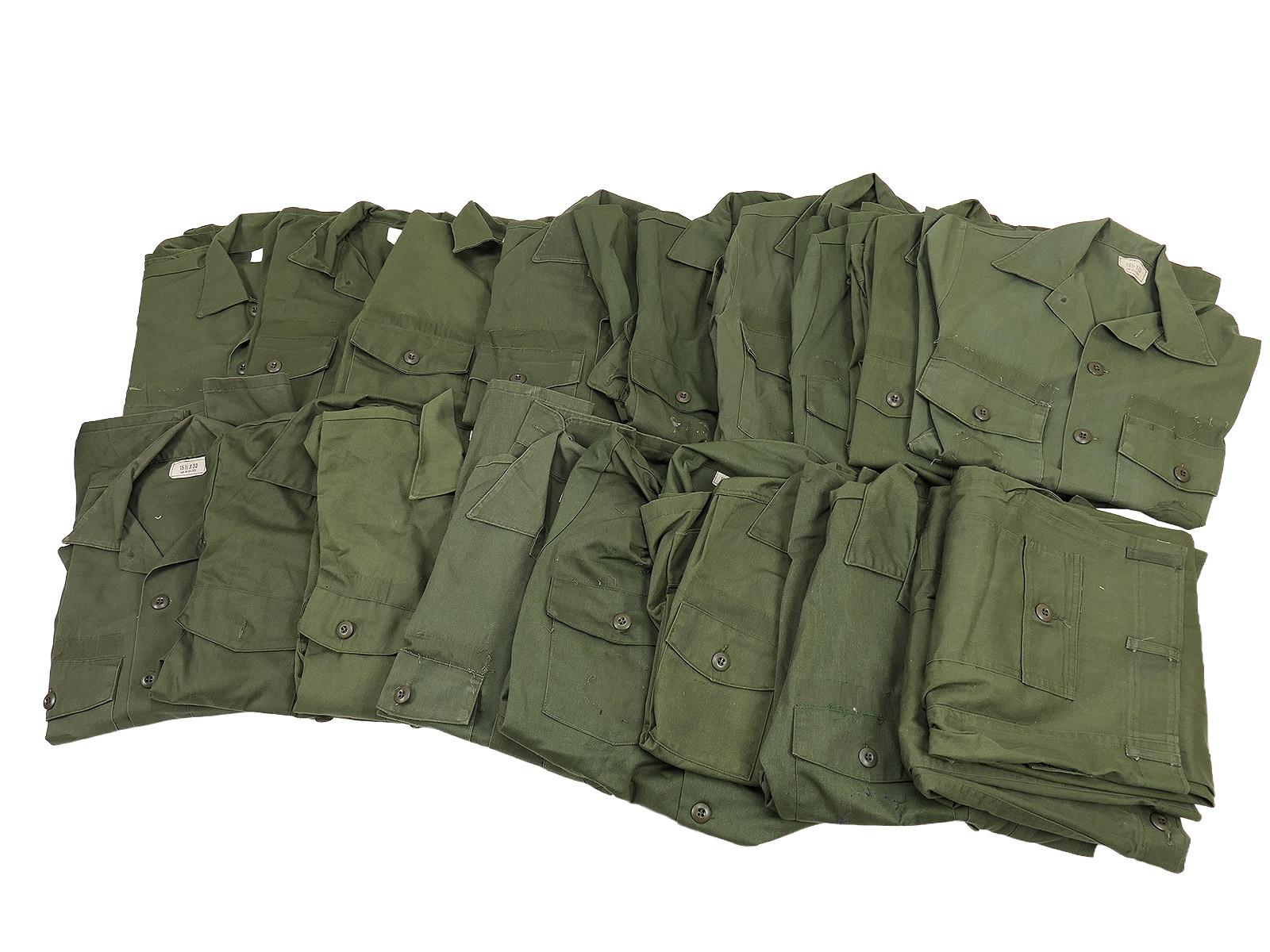 Lot comprising 16 US Army Utility Shirts (OG107) + 2 pairs of field trousers from the 1980s – MIXED