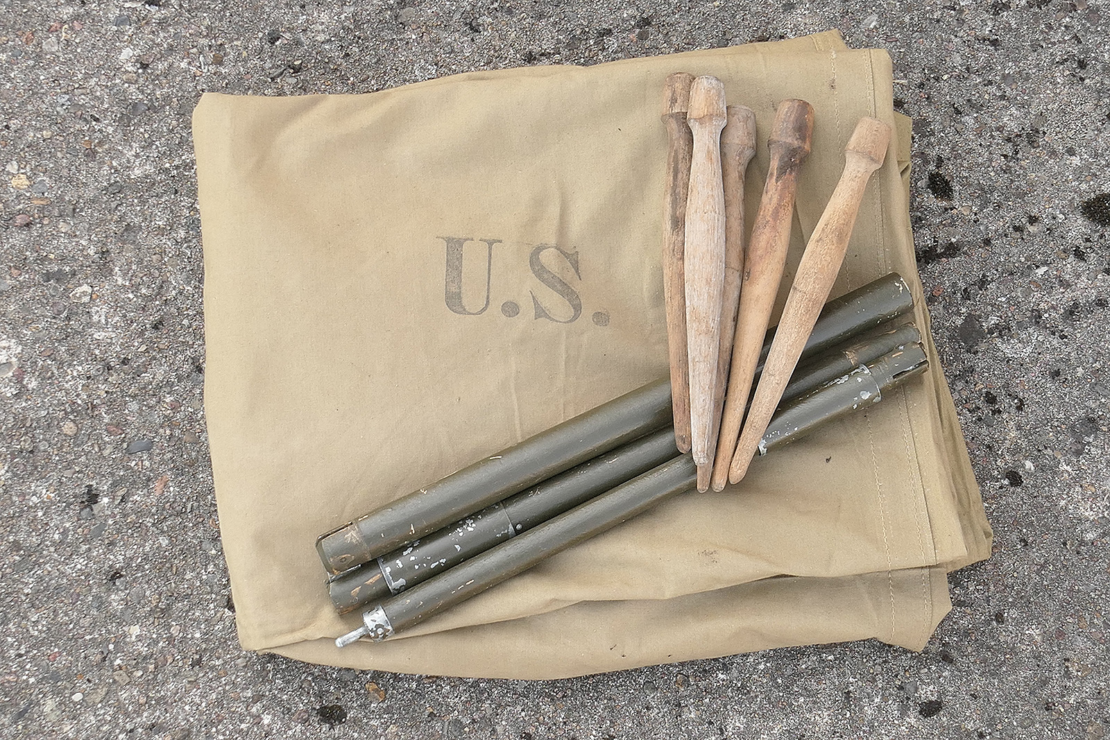 P1550493 #A US tent canvas shelter tent half 1942 + 1x pole + 5x wooden stakes