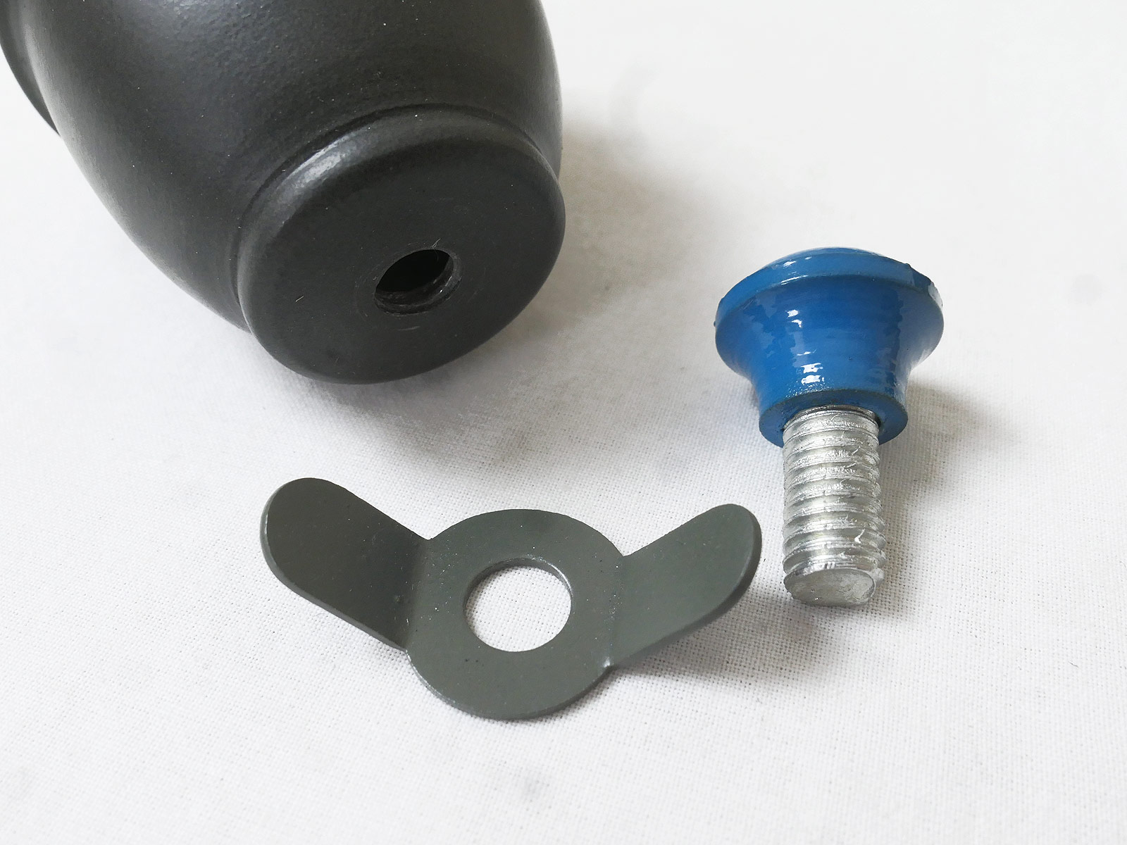 2x egg hand grenade M39 Wehrmacht DEKO 1:1 / fuse imitation unscrewable with booty coupling bag