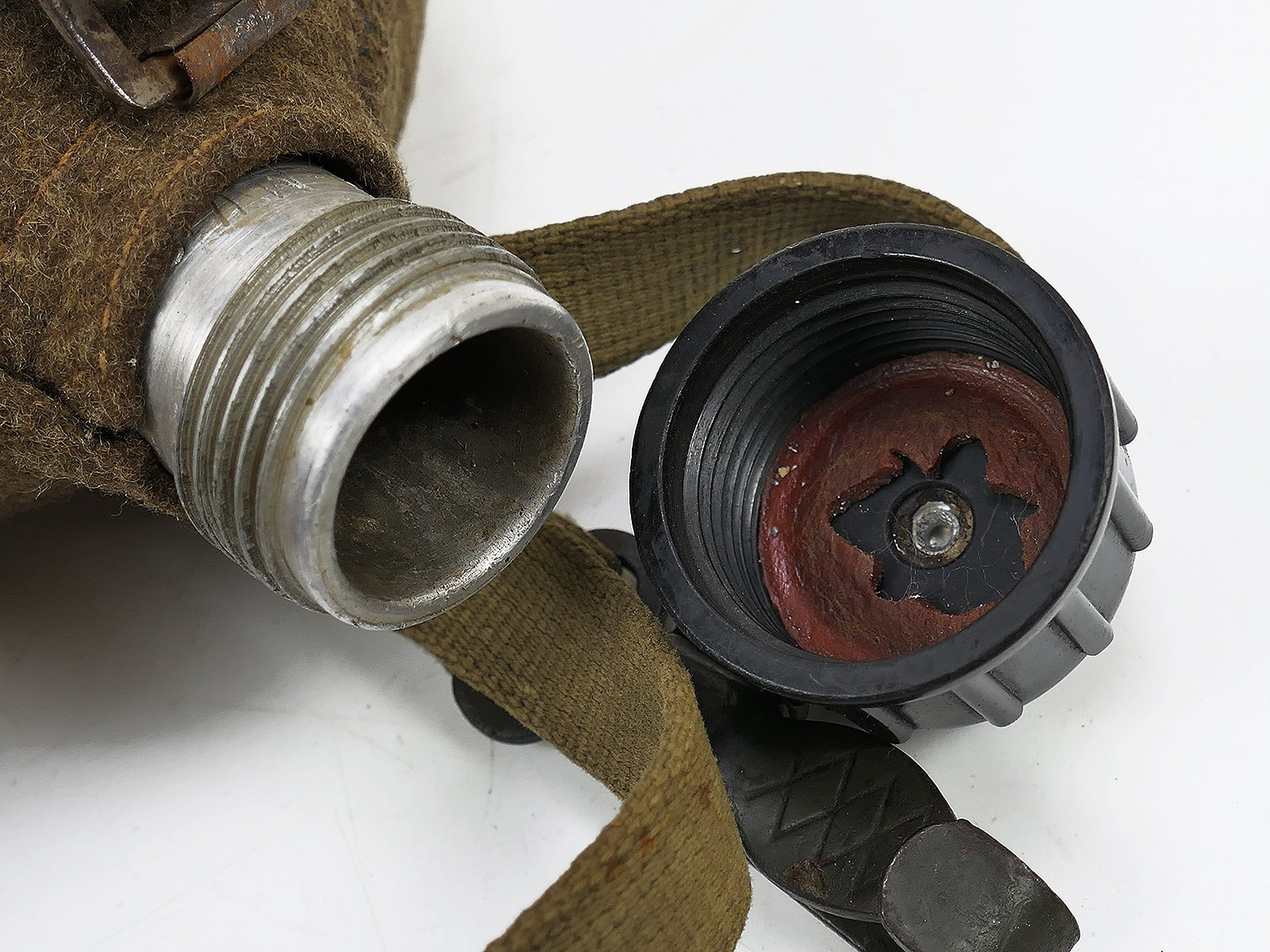 Wehrmacht MN42 canteen with steel cup – TOP COLLECTION, BATTLE-WORN