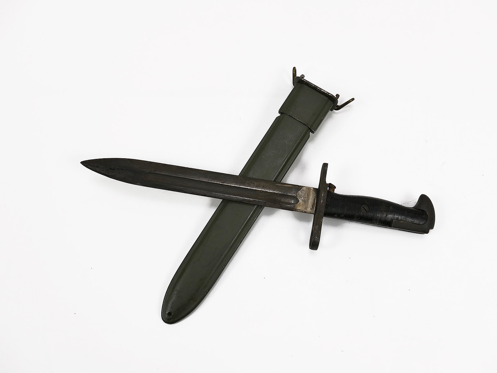 US Army WW2 M1 bayonet in scabbard for M1 Garand side rifle / Collection BATTLE WORN