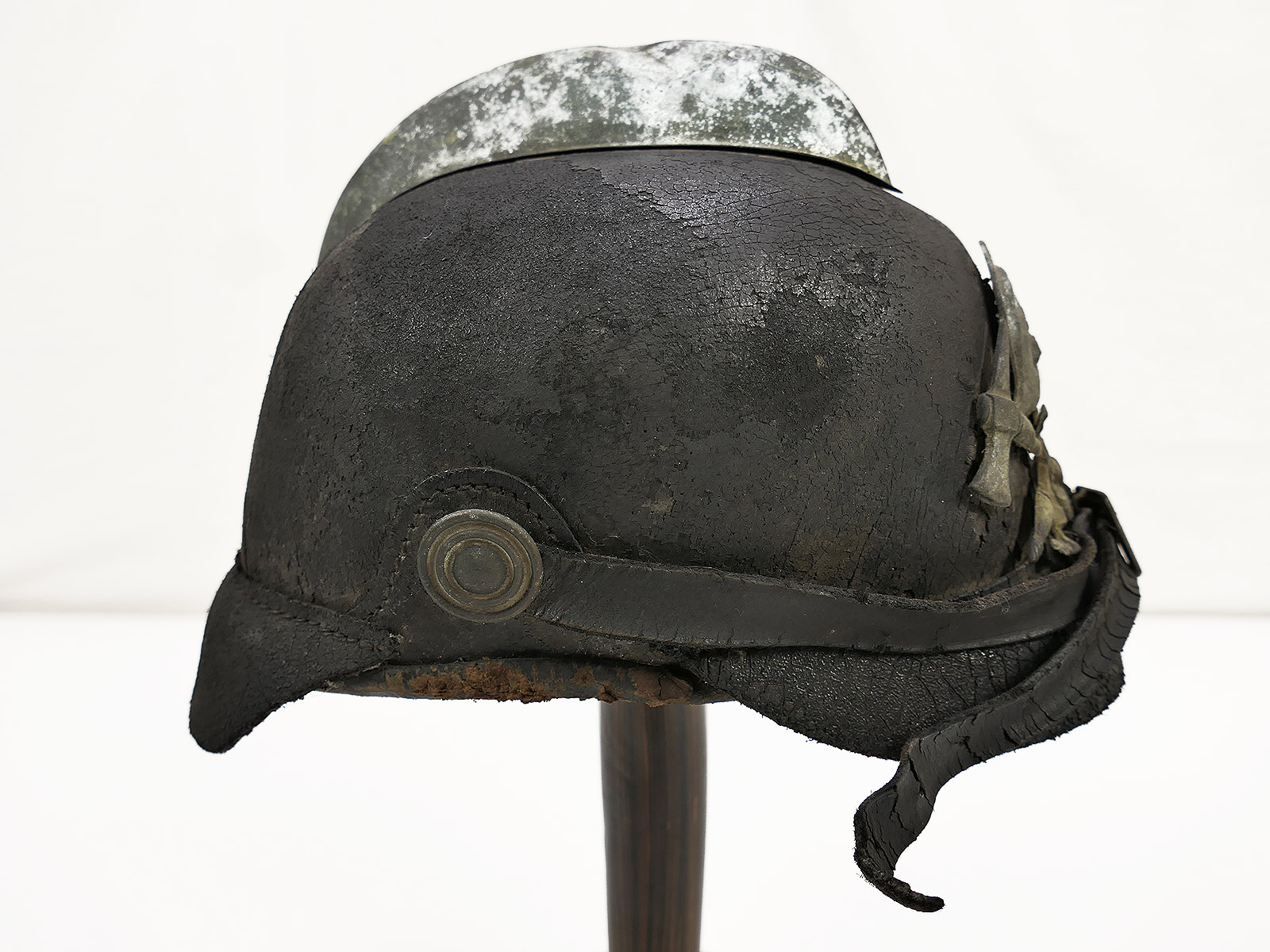 Original firefighter’s helmet – leather firefighter’s helmet decoration