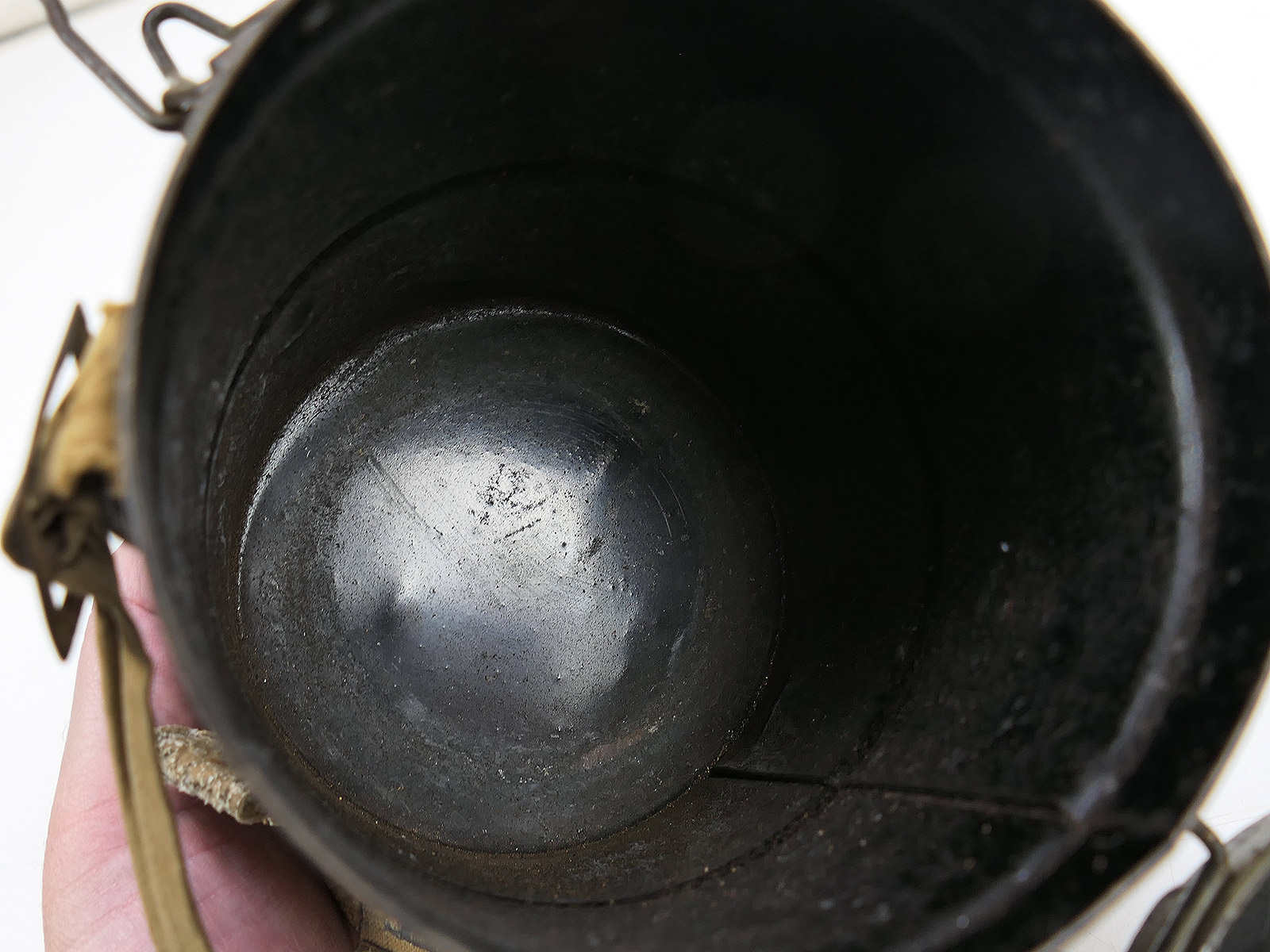 WK1 Original Leather Gas Mask M17 + Filter in Original Carry Case – COLLECTION BATTLE WORN