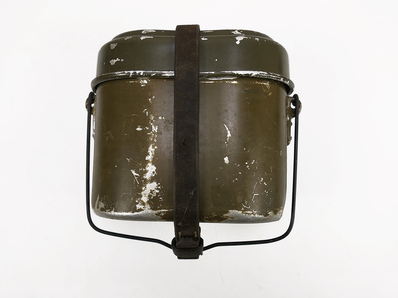 Wehrmacht cookware, manufacturer OHW 44, with leather strap – COLLECTION BATTLE WORN