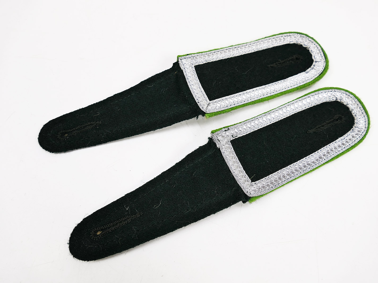 Wehrmacht M36 epaulettes: Sergeant’s arm patches for the Panzergrenadier field tunic M1936
