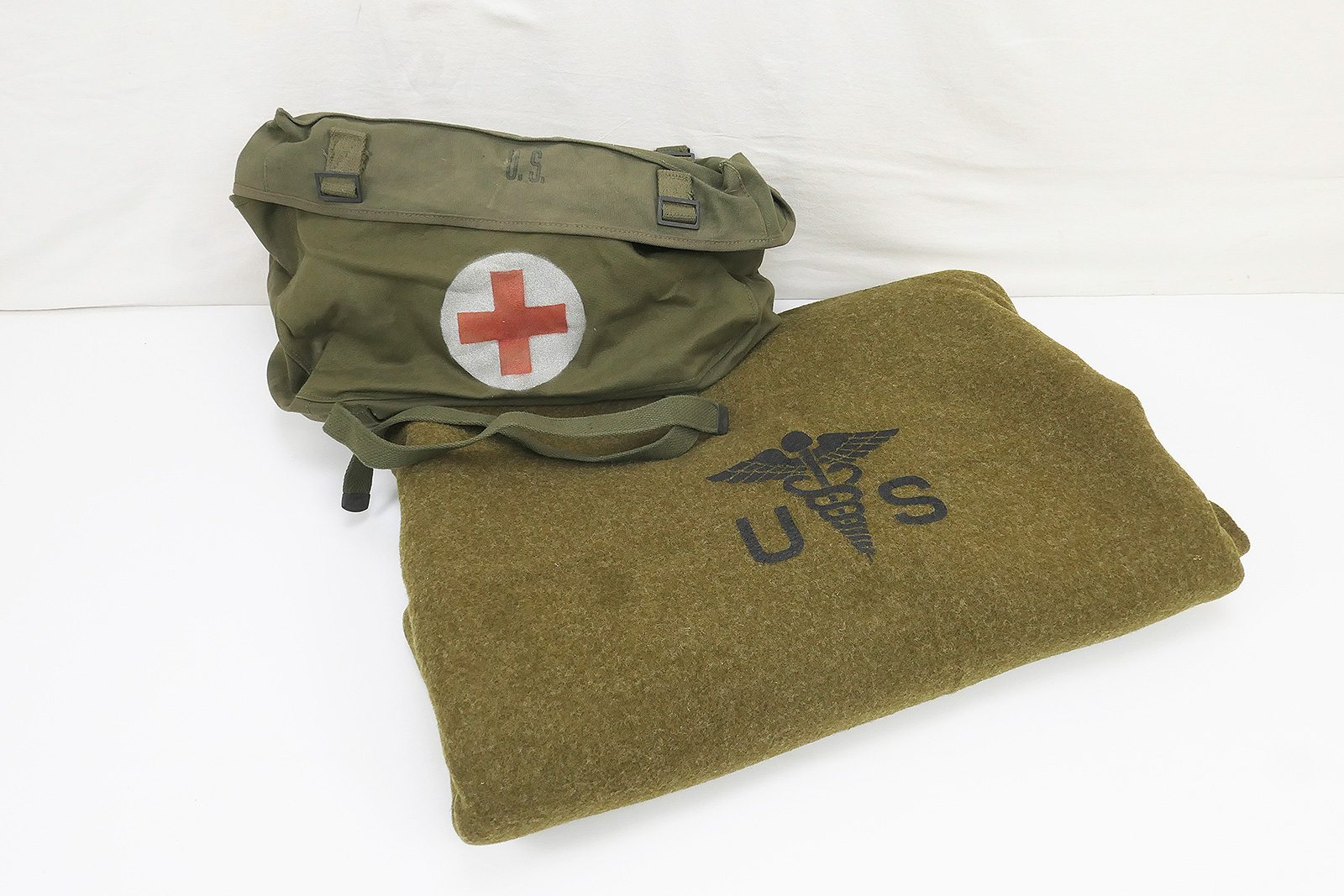 P1540846 #3 US Medic Pack Field Cargo M-1945 Bag + Wool virgin Blanket Aesculab Blanket Red Cross