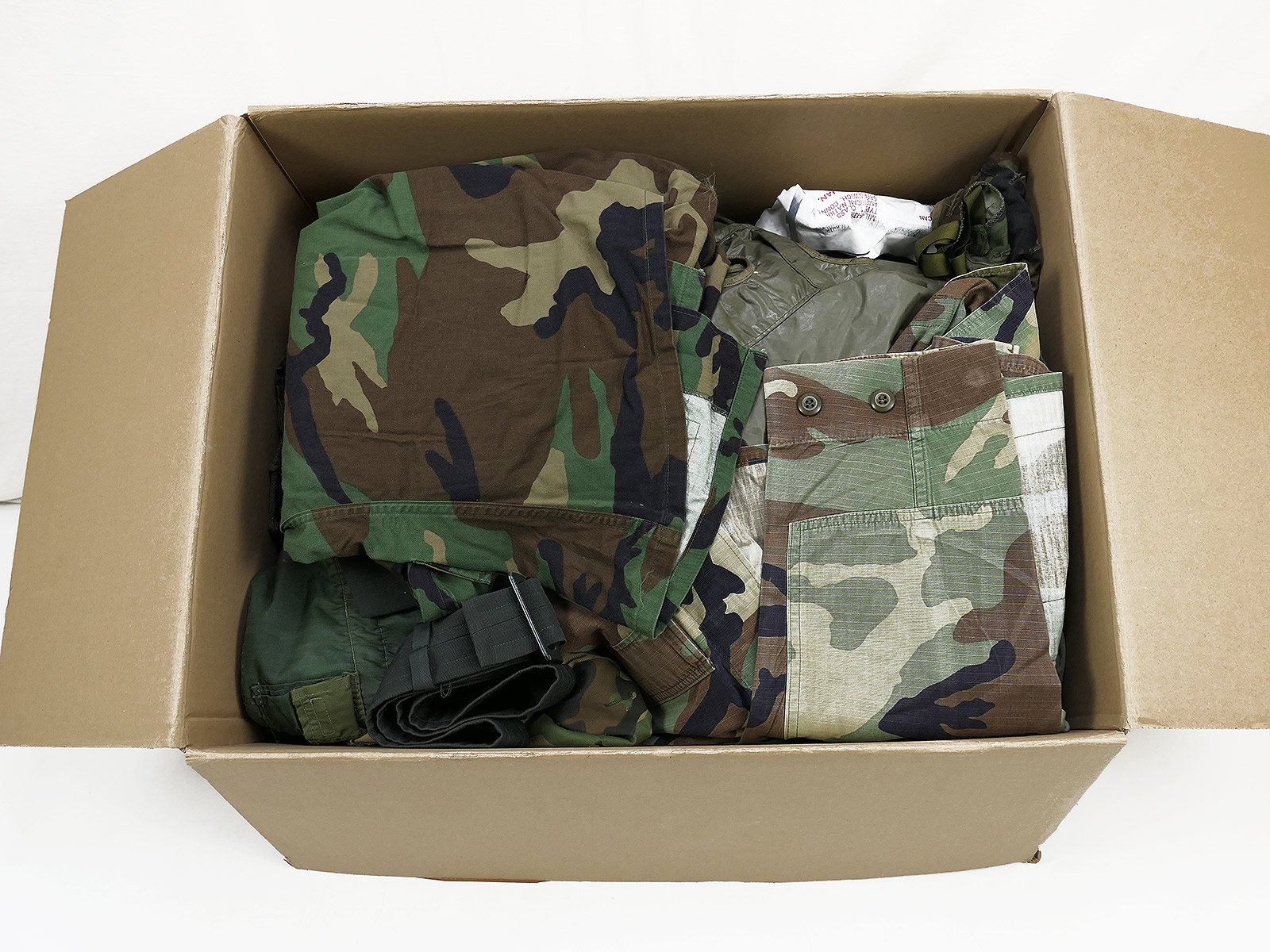 Flea market box, 15kg: Miliaria military assortment – US Army bags, spare parts, clothing, equipment, caps – VIEW