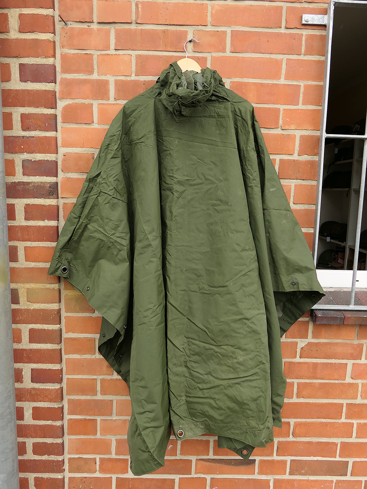 Original British Army poncho from the Falklands, 1980s, olive, second-hand – COLLECTORS’ ITEM