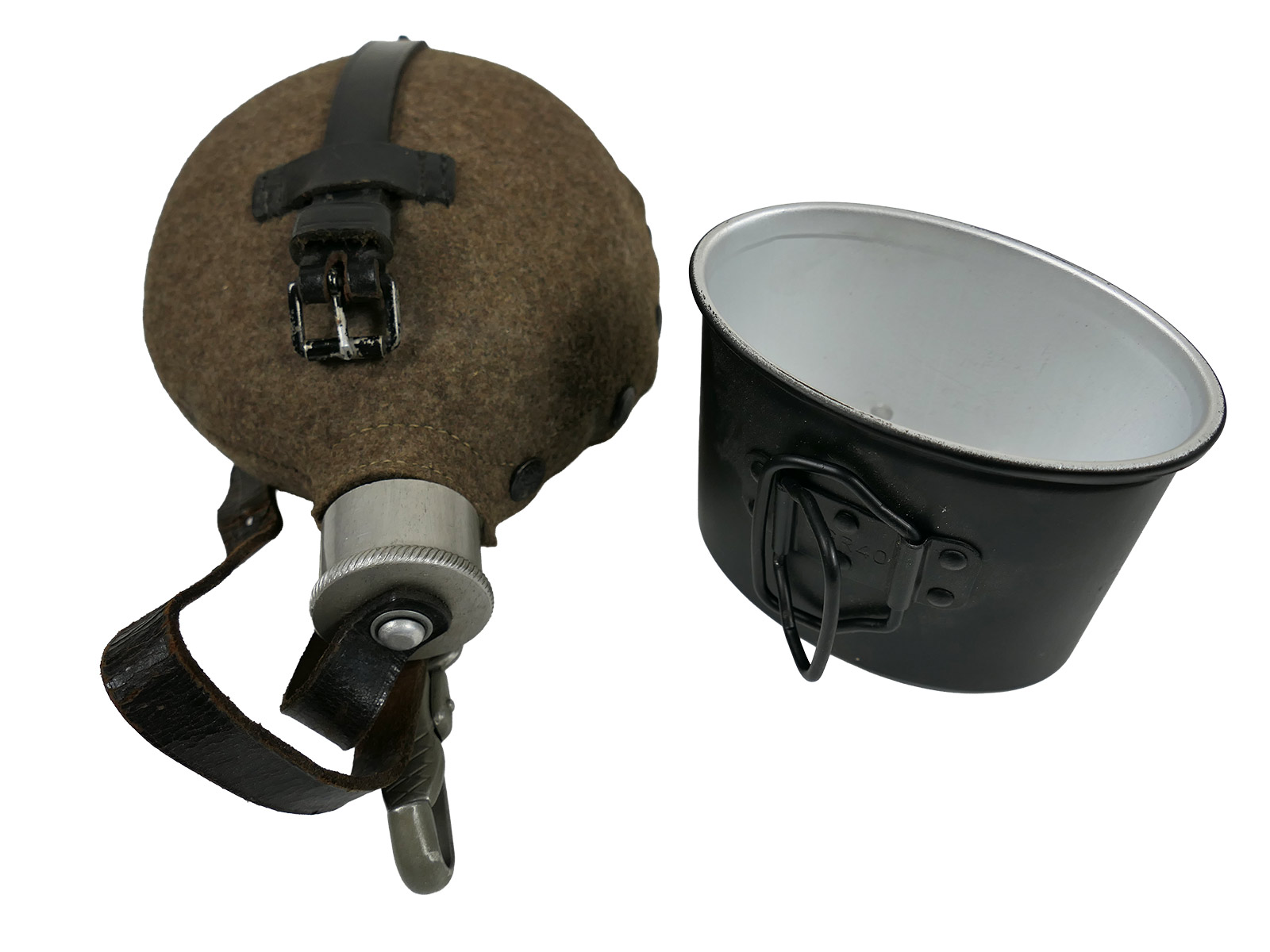 Wehrmacht SKN39 canteen with aluminium cup – COLLECTION BATTLE WORN