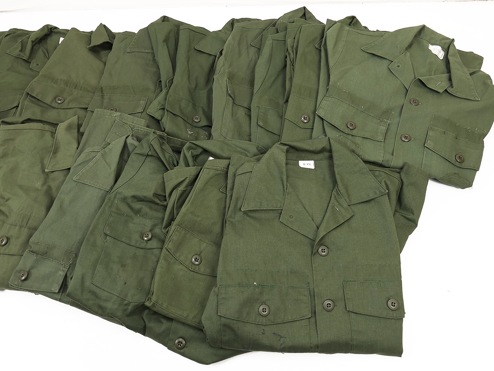 Lot comprising 16 US Army Utility Shirts (OG107) + 2 pairs of field trousers from the 1980s – MIXED
