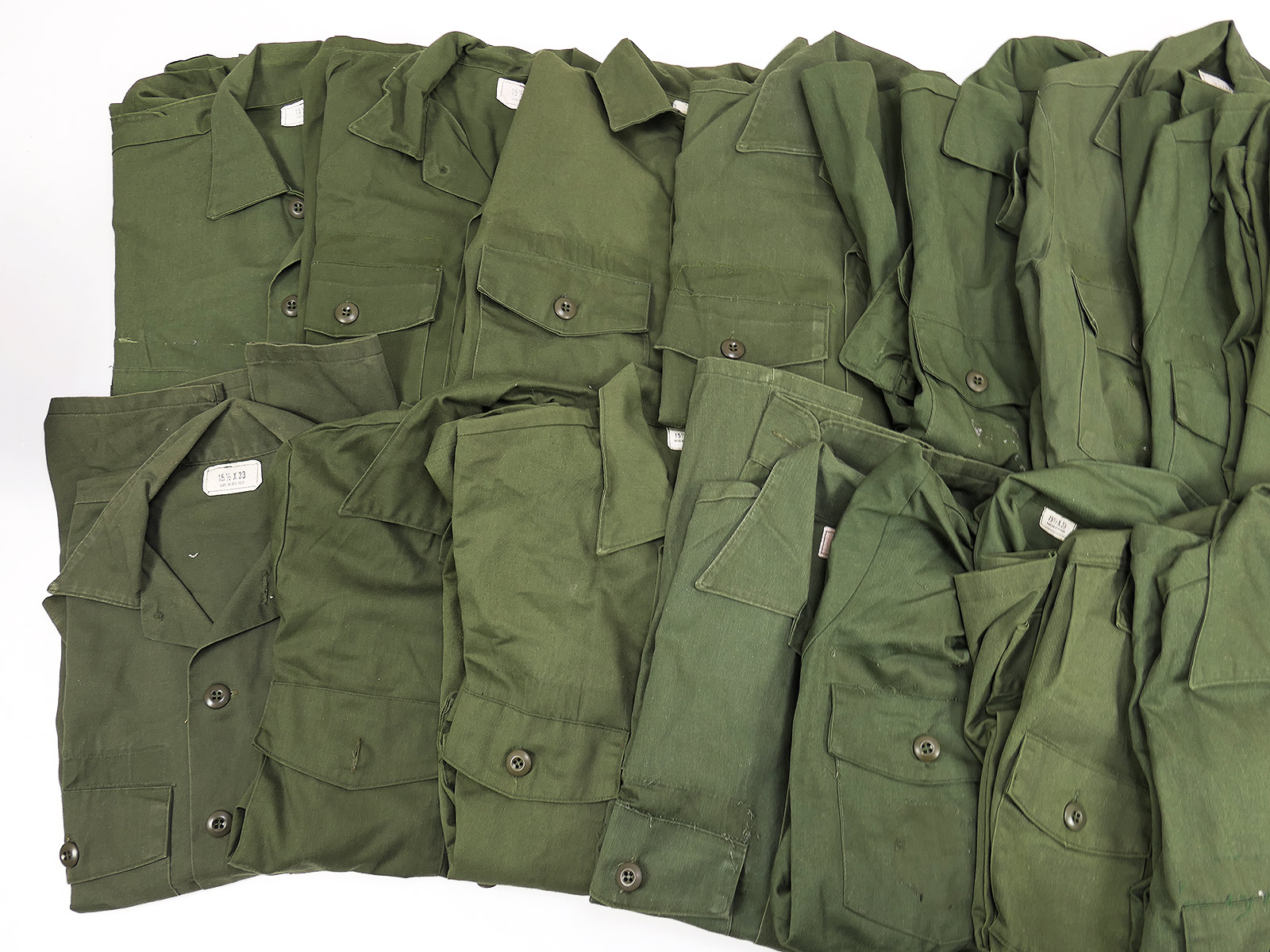 Lot comprising 16 US Army Utility Shirts (OG107) + 2 pairs of field trousers from the 1980s – MIXED