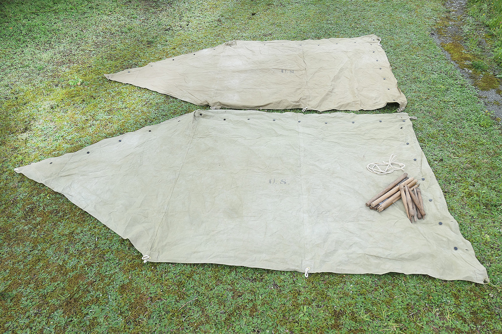 P1550248 #7 US tent 2x tent canvas shelter tent half + 2x poles 7x wooden stakes - two-man tent