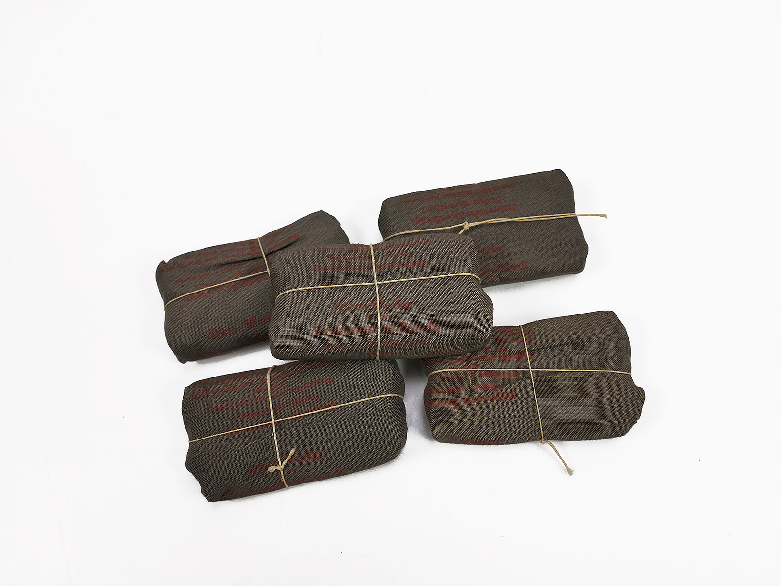 1x Wehrmacht first-aid kit, 1944, World War II field jacket, first-aid kit, 8.5 x 5 cm 